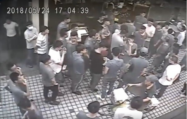 知名餐廳台南擔仔麵女婿周文保爆欠款逾億,曾有大批黑衣人前往討債。(翻攝畫面)