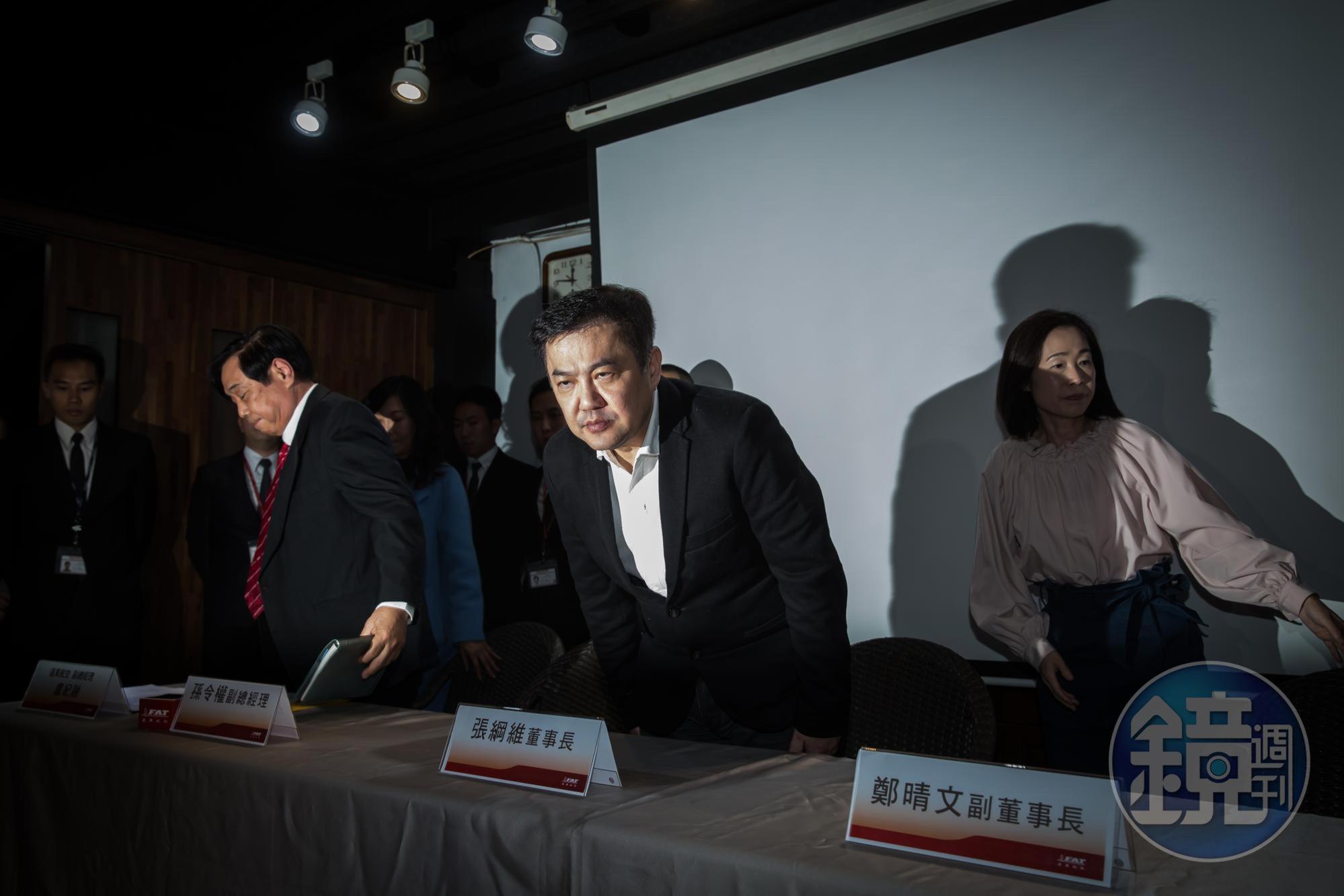 前遠航董座張綱維(中)曾向楊振豐借了1.6億元,但張後續並未還款,黑幫份子闖入張綱維辦公室搬走名畫等藝術品抵債。