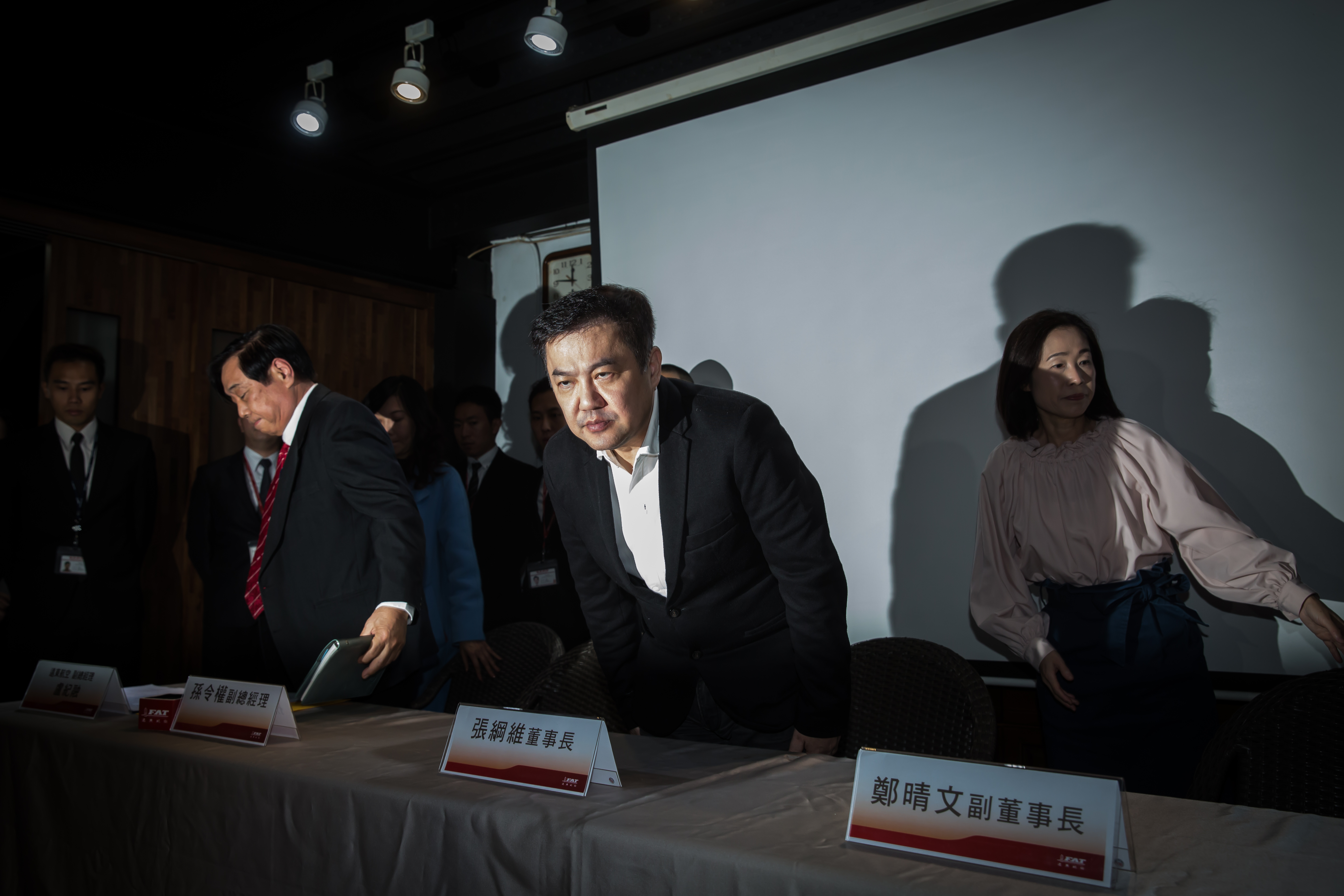 前遠航董座張綱維（中）曾向楊振豐借了1.6億元，但張後續並未還款，黑幫份子闖入張綱維辦公室搬走名畫等藝術品抵債。