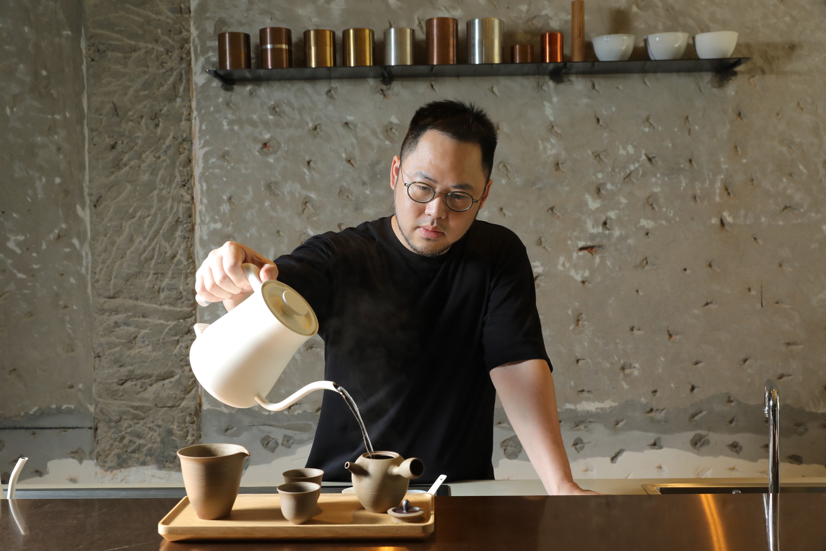 承襲自家老茶行的「兆兆茶苑」主理人陳宗均，以摩登的空間注入職人精神。