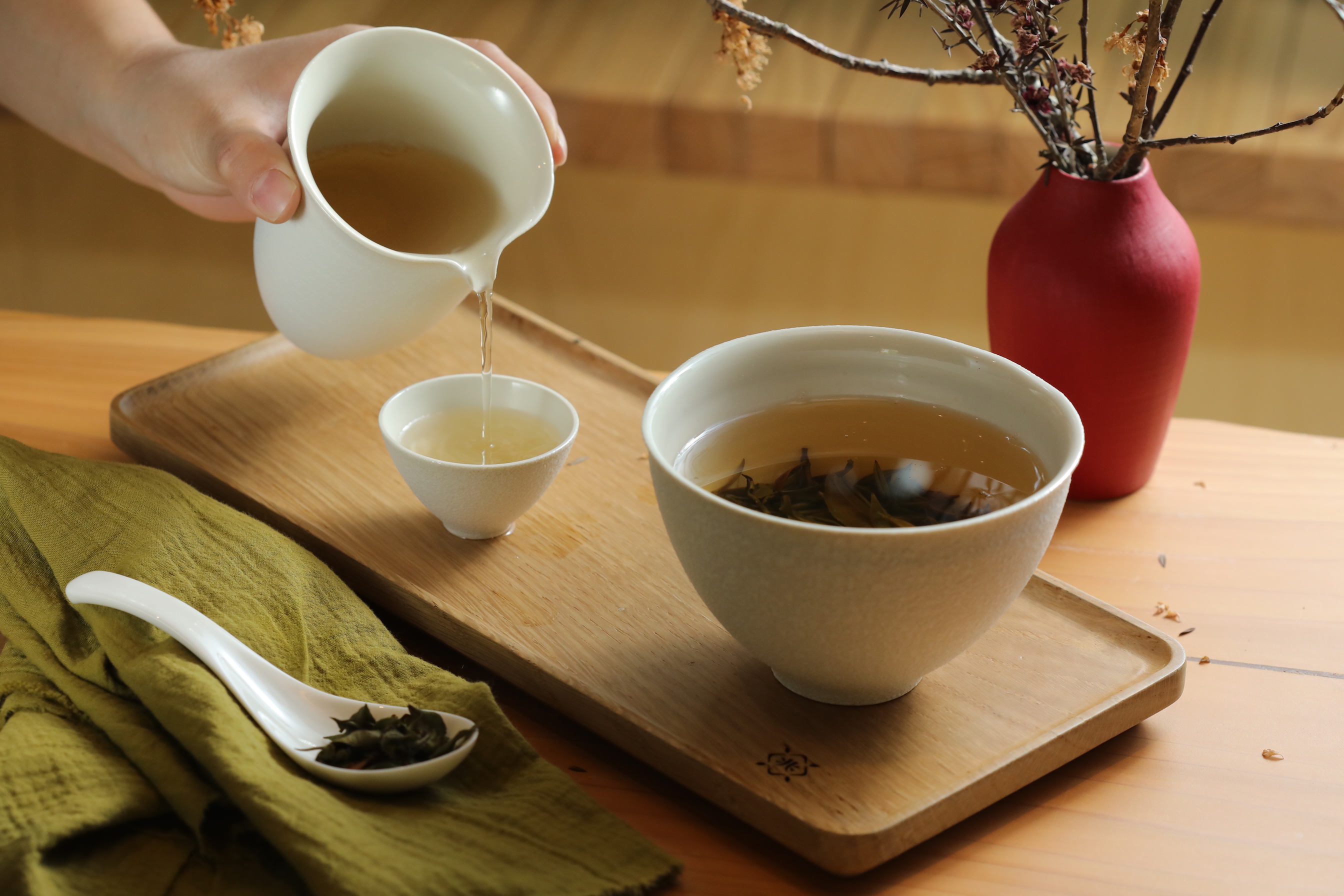 「台灣白茶」帶有清新的花果、蜜桃味。（650元／份）