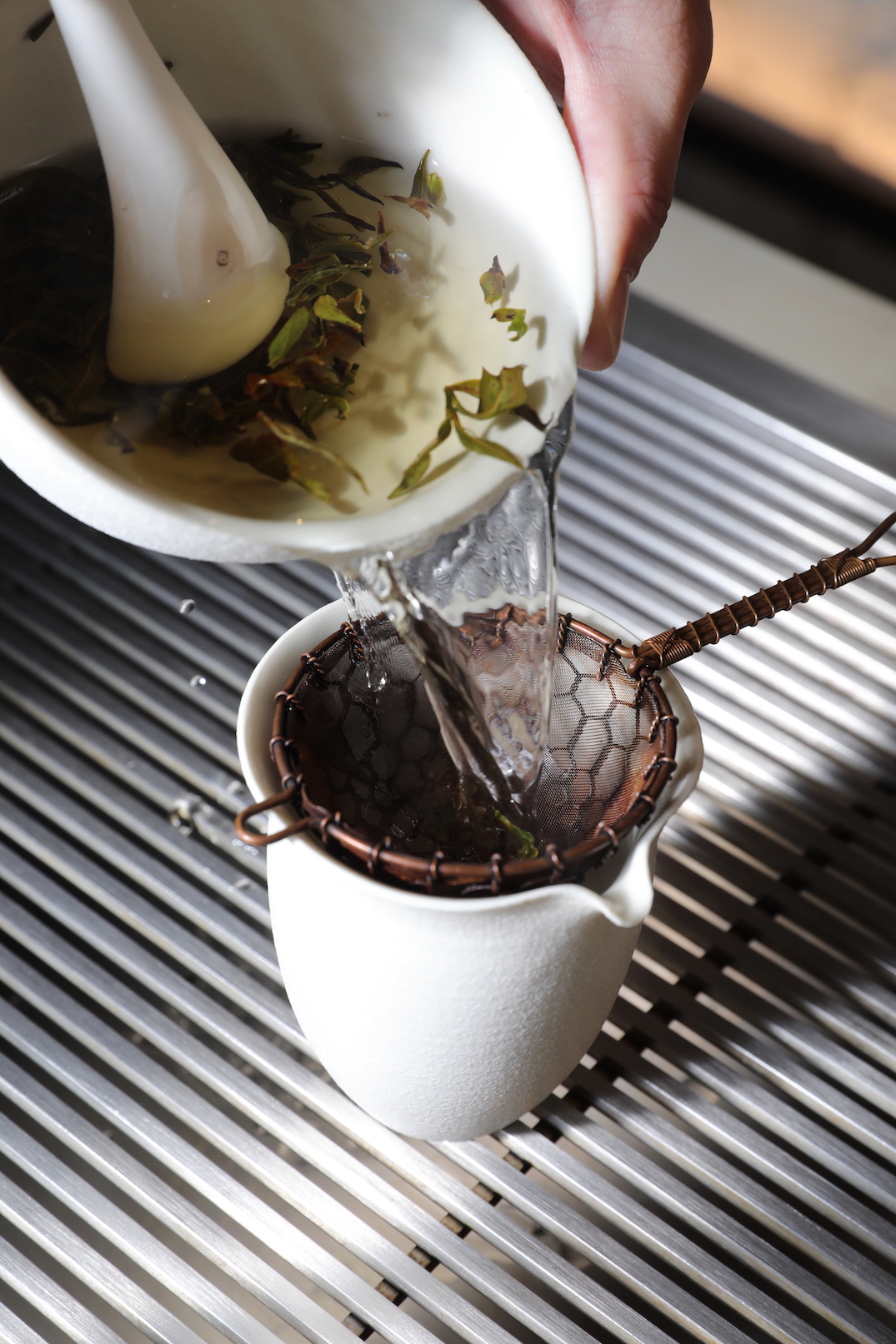 原葉型的白茶以茶碗沖泡，葉片在碗中飛舞，口感清爽。