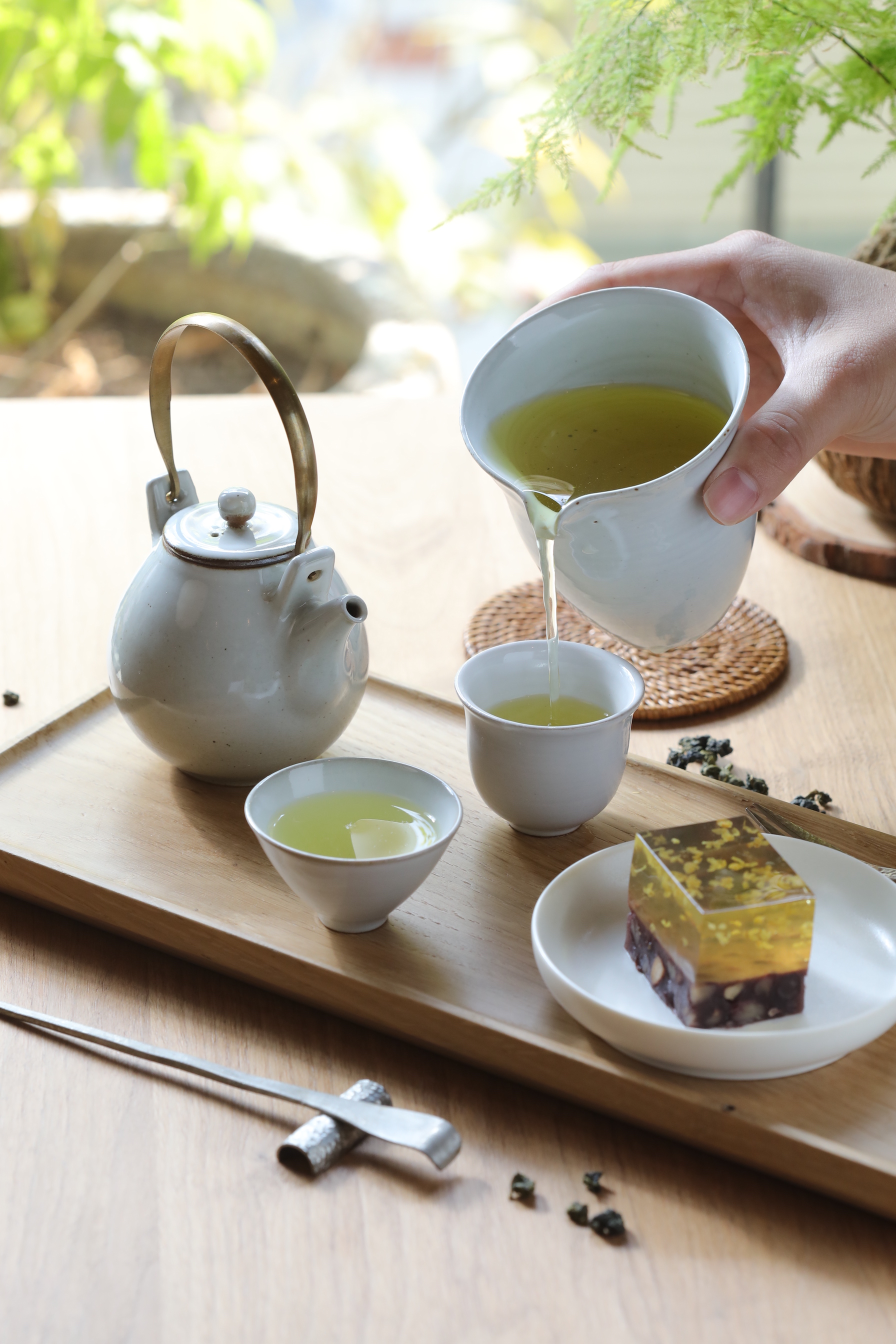 「隱山」屬於高山青茶，淡綠茶湯帶芋香清雅，搭配「桂花紅豆糕」一絕（320元／份，60元／份）