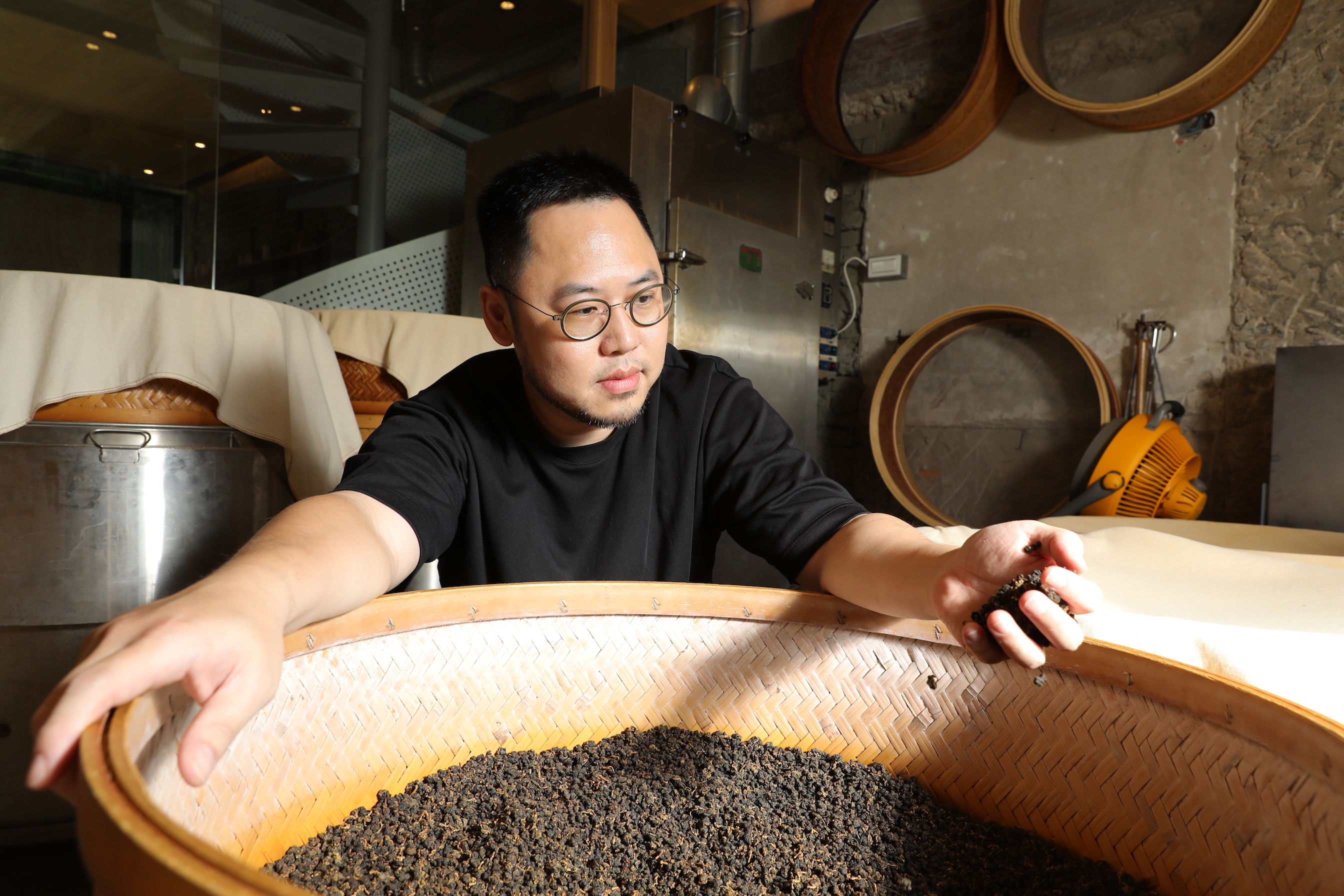 陳宗均在店內設置一隅烘茶區，烘茶時滿室馨香。