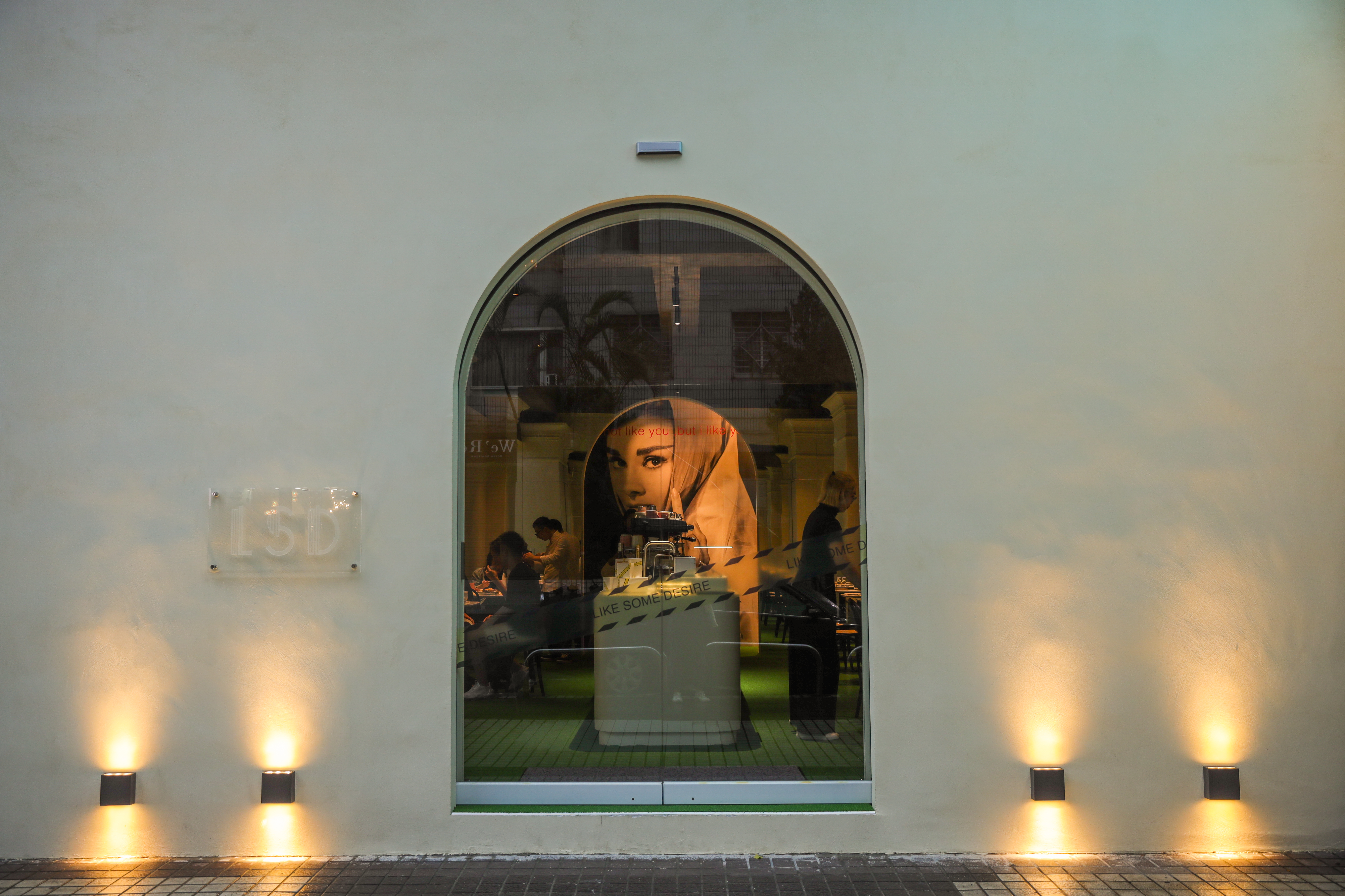 「LSD Café Salon」的低調門面由白色外牆、拱門構成。