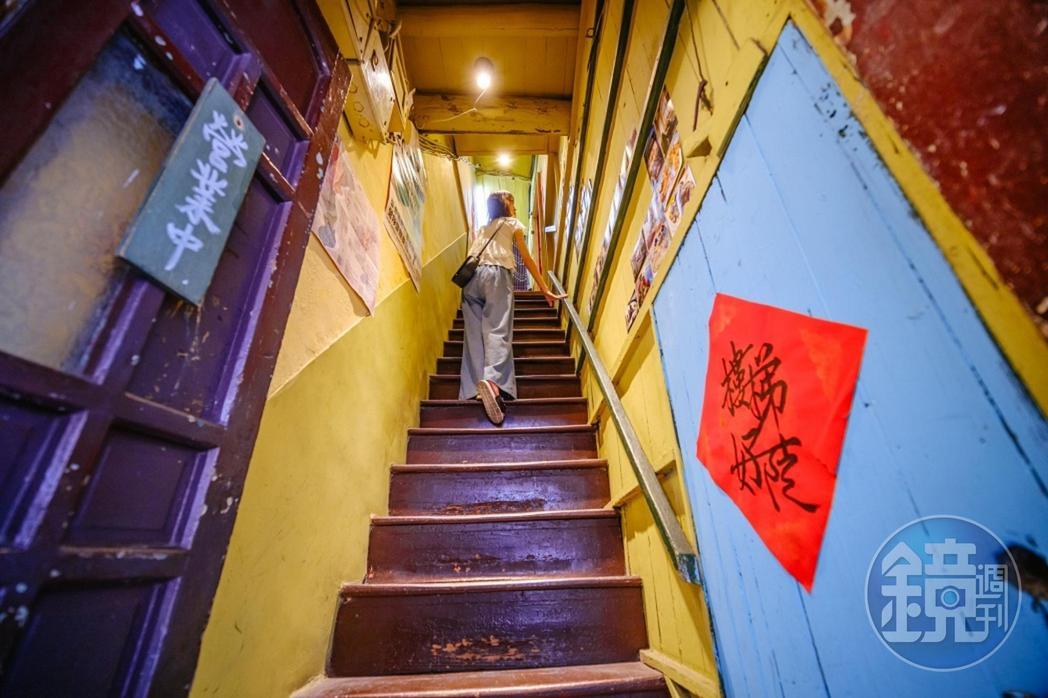 一如店名「樓梯好陡」,走上長陡木梯,咖啡館即位在2樓。
