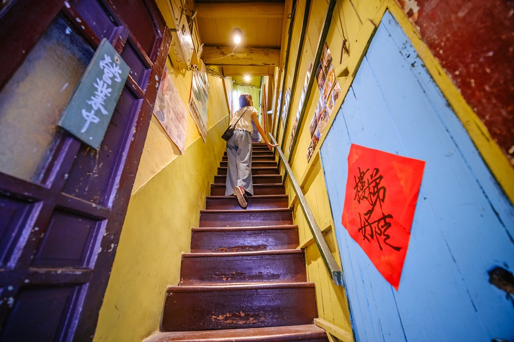 一如店名「樓梯好陡」,走上長陡木梯,咖啡館即位在2樓。