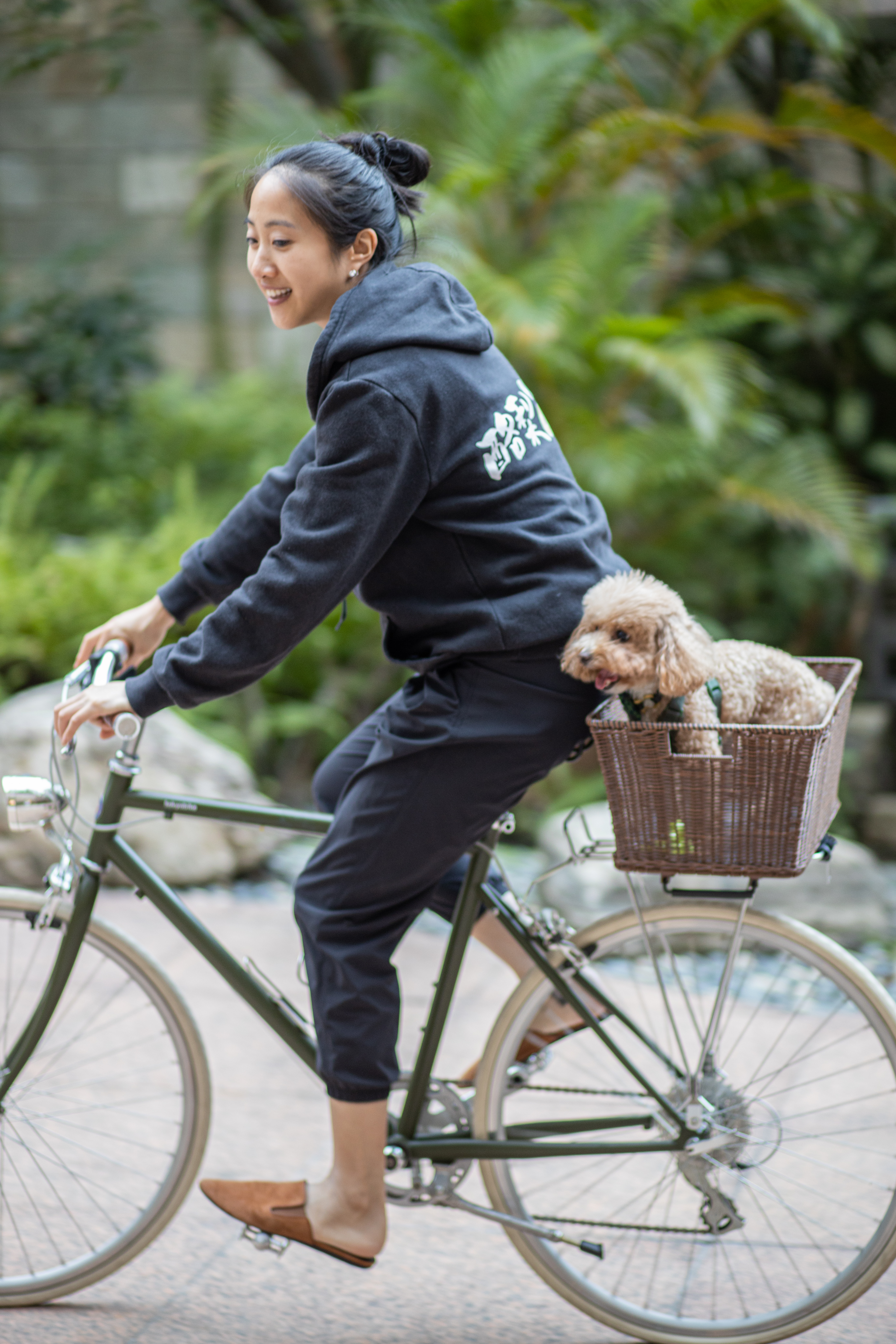老闆劉維嘉是愛狗人士，喜歡騎自行車載愛犬一起上班。