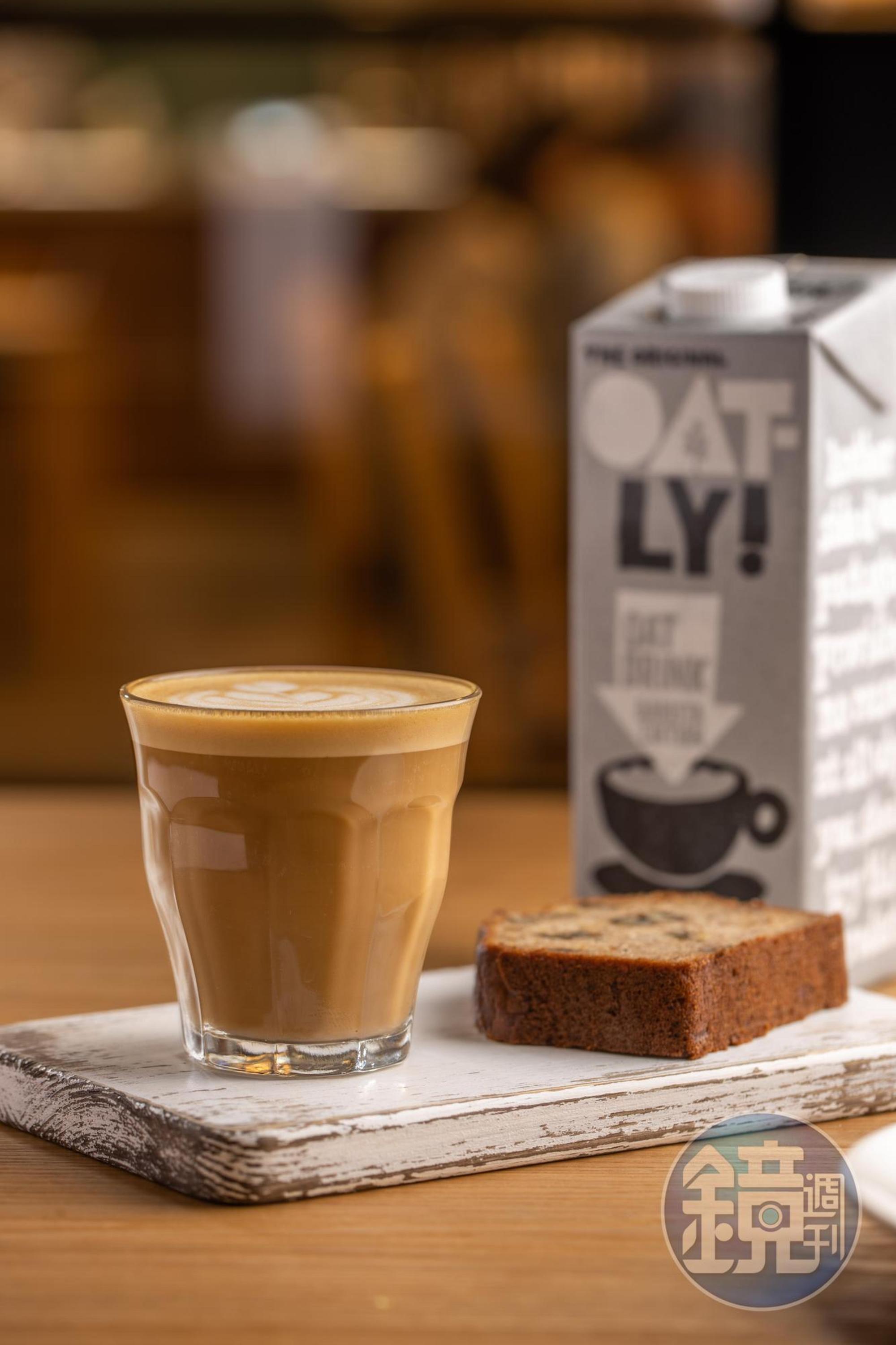 「冬瓜燕麥拿鐵」(左,180元/杯)選用Rufous Coffee咖啡豆、Oatly燕麥奶、冬瓜糖調製,搭配以希臘優格取代部分油脂的「全麥核桃香蕉蛋糕」(右,80 元/片),飲品、甜點皆不落俗套。
