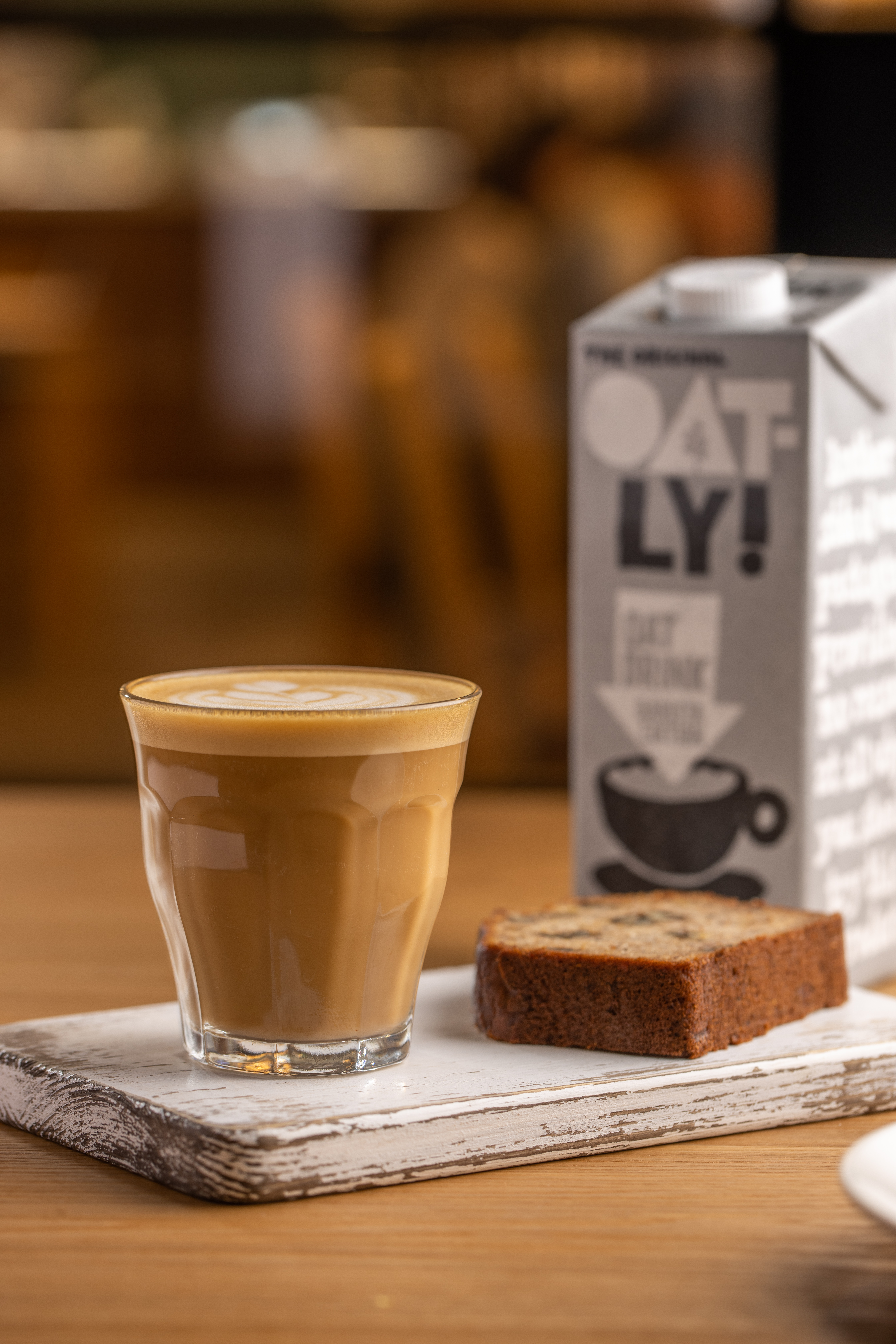 「冬瓜燕麥拿鐵」（左，180元／杯）選用Rufous Coffee咖啡豆、Oatly燕麥奶、冬瓜糖調製，搭配以希臘優格取代部分油脂的「全麥核桃香蕉蛋糕」（右，80 元／片），飲品、甜點皆不落俗套。