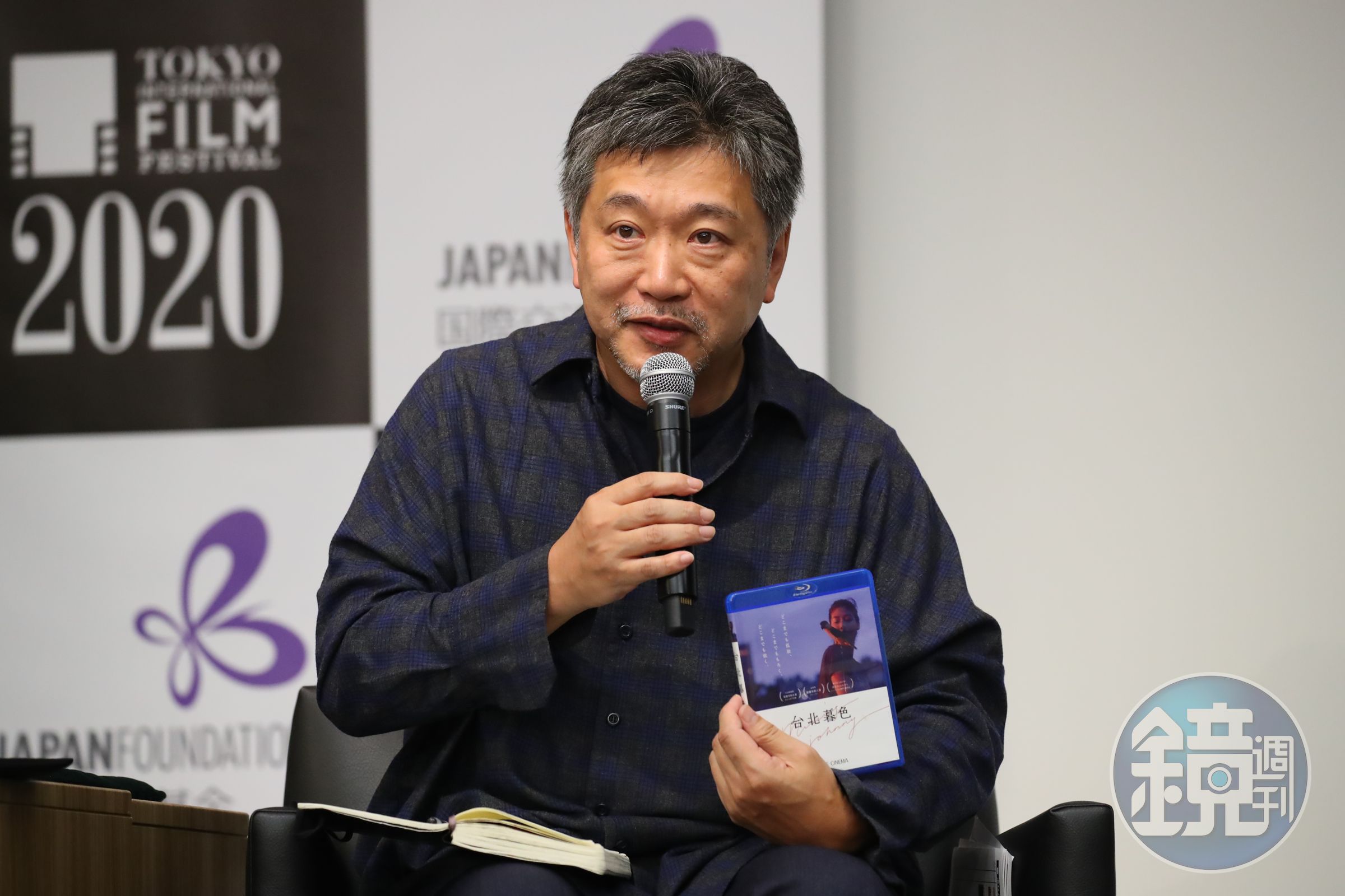 是枝裕和帶著黃熙執導的《強尼‧凱克》DVD現身，透露該作品讓他想起台北街道之美。（2020 TIFF提供）