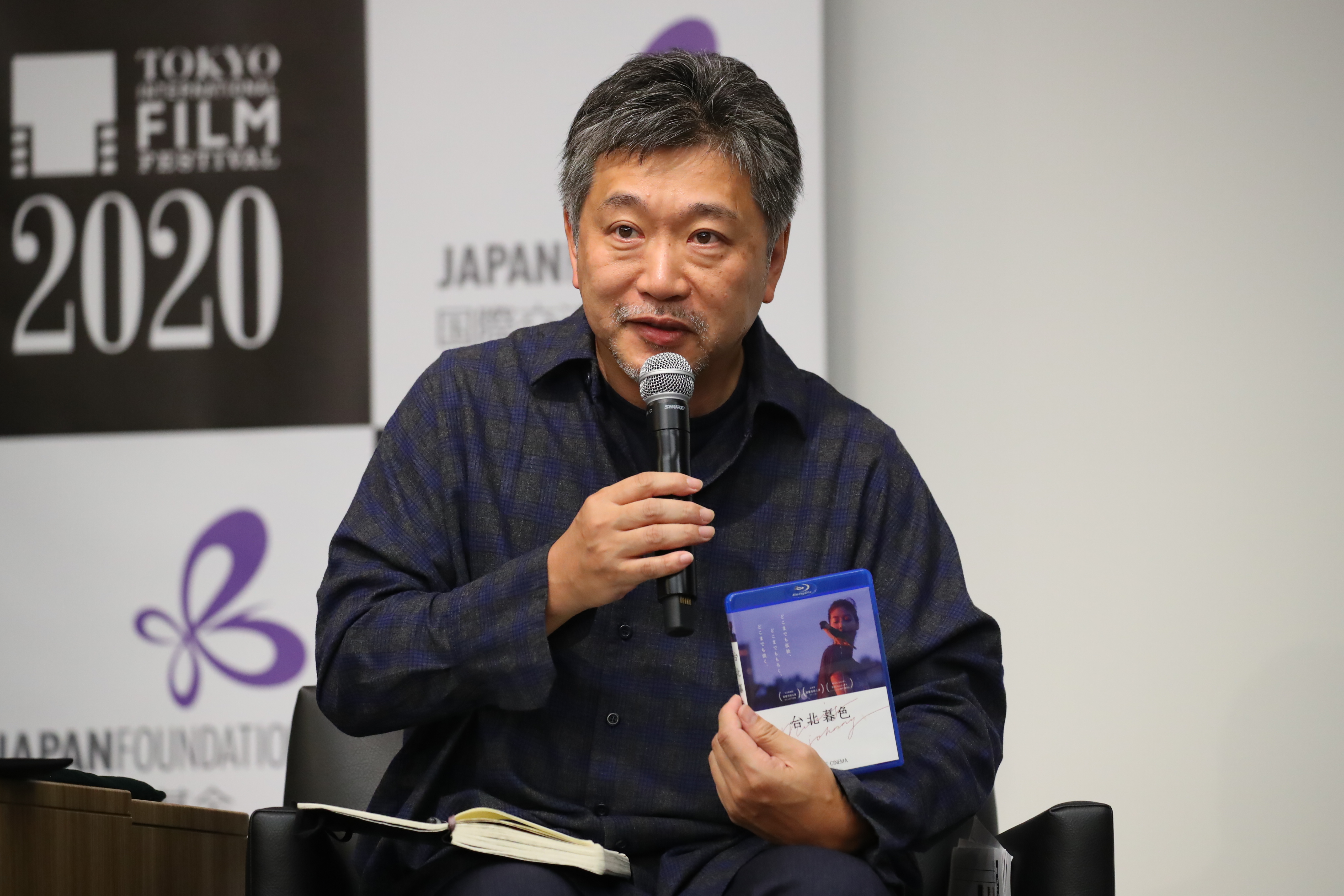 是枝裕和帶著黃熙執導的《強尼‧凱克》DVD現身，透露該作品讓他想起台北街道之美。（2020 TIFF提供）