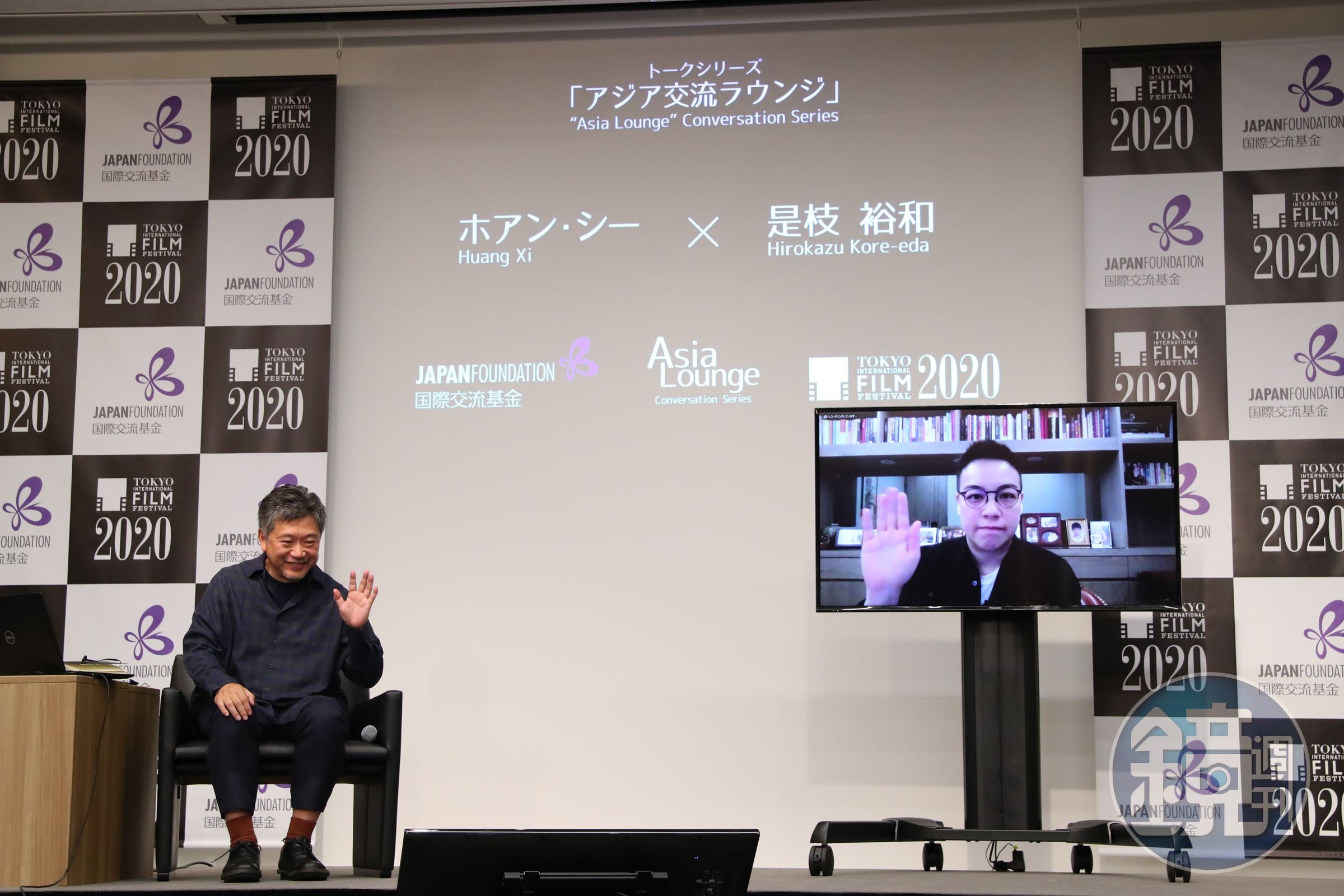 是枝裕和（左）在第33屆東京國際影展與台灣導演黃熙進行對談。（2020 TIFF提供）