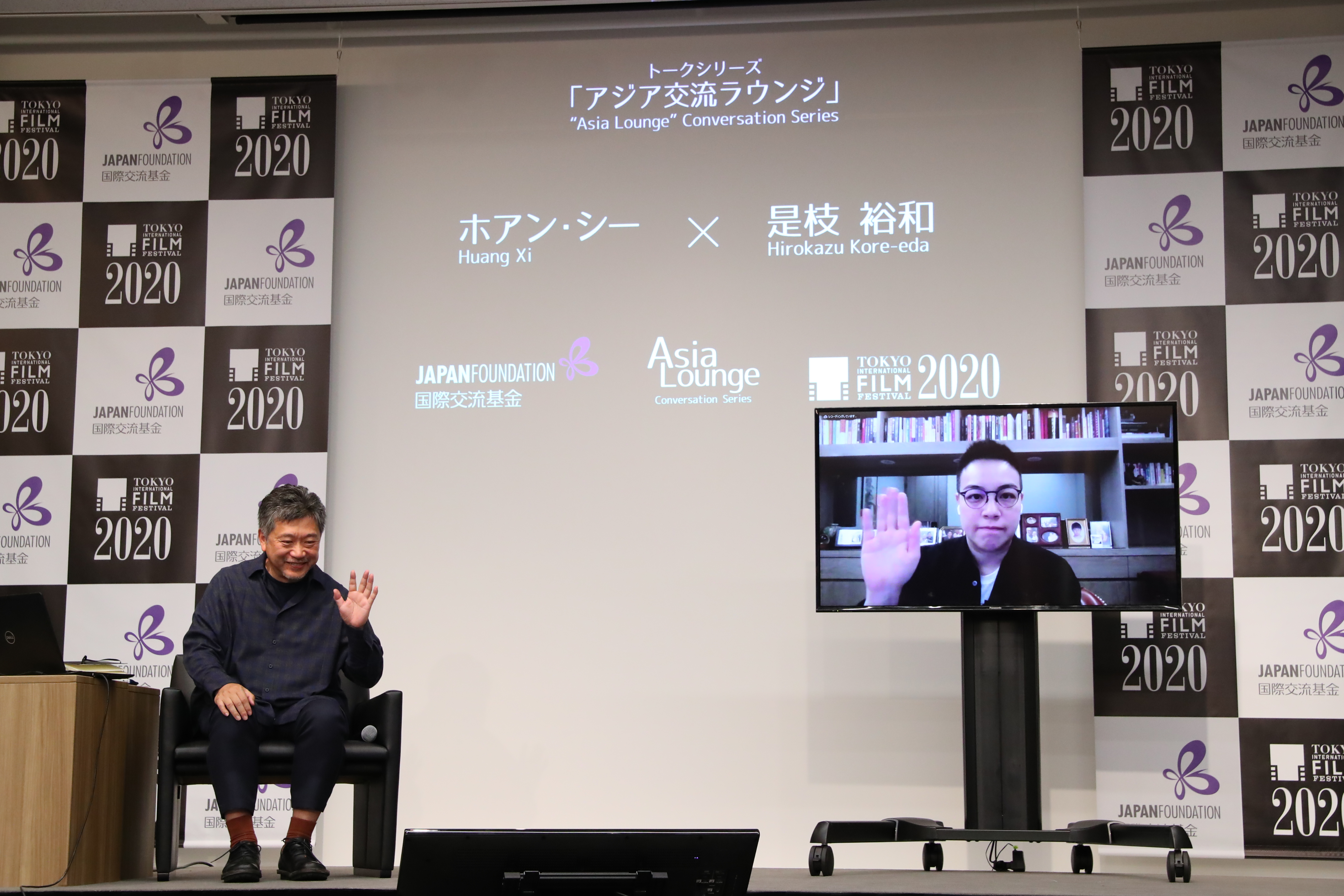 是枝裕和（左）在第33屆東京國際影展與台灣導演黃熙進行對談。（2020 TIFF提供）