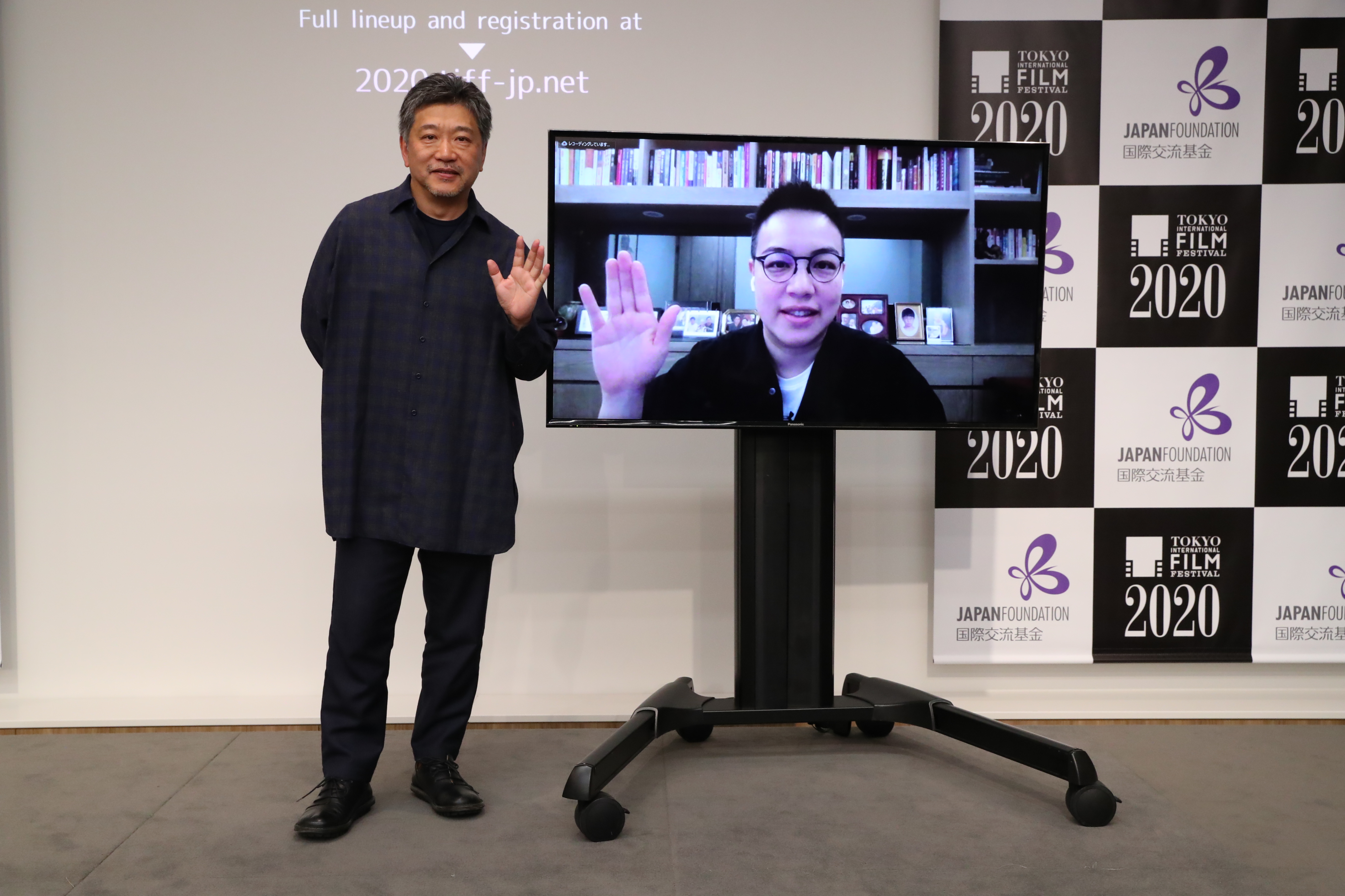 在日本的是枝裕以連線方式與台灣導演黃熙合體現身「亞洲交流LOUNGE」。（2020 TIFF提供）