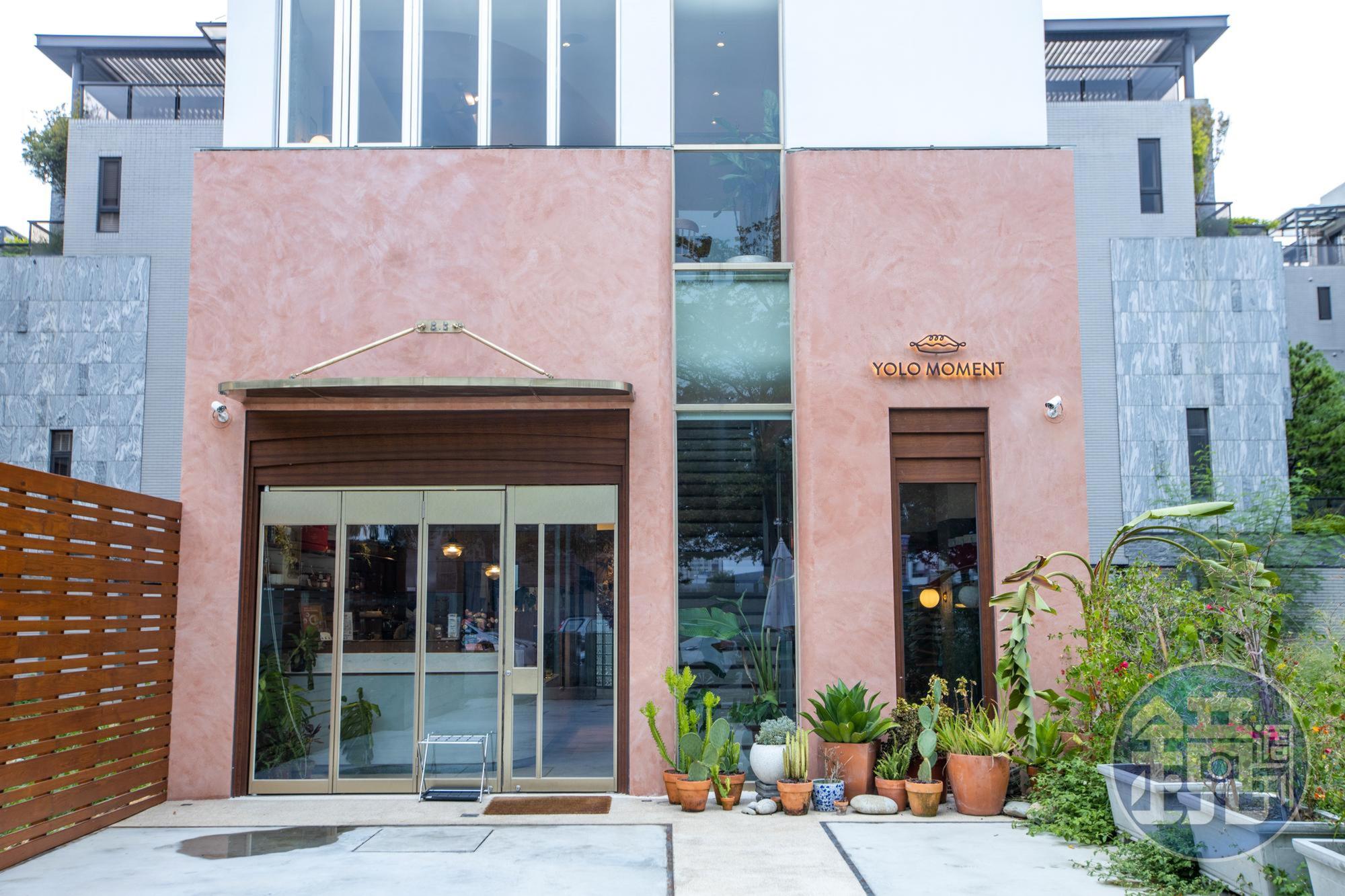 「YOLO MOMENT Cafe & Bakery」印地安風格的磚紅色外牆,在水泥叢林中很吸引眼球。
