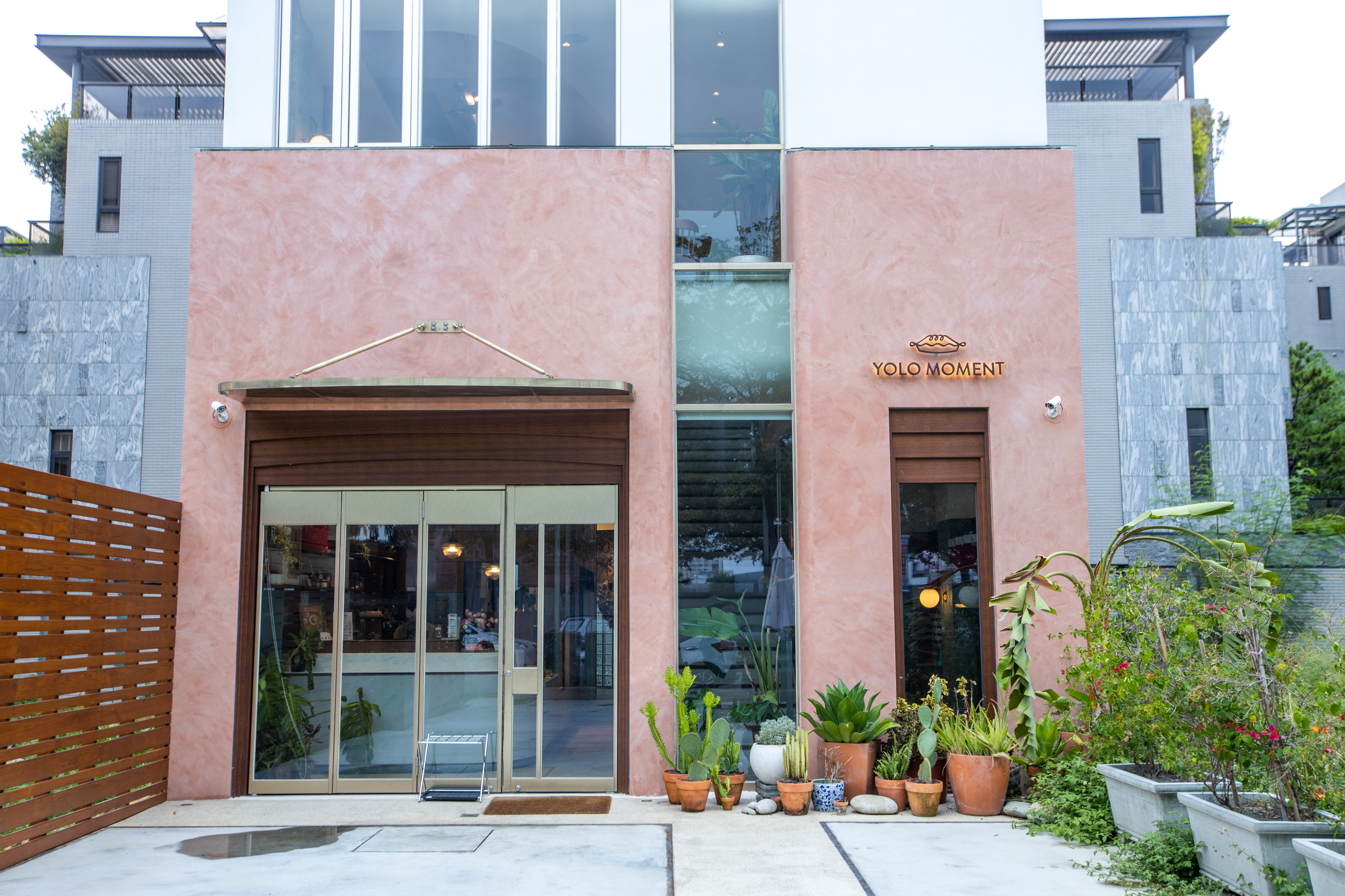 「YOLO MOMENT Cafe & Bakery」印地安風格的磚紅色外牆，在水泥叢林中很吸引眼球。
