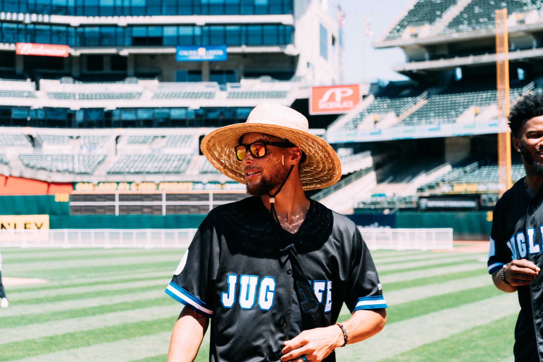 今（4日）美國總統大選即將揭曉結果，柯瑞在推特上呼籲選民「保持專注」，請他們出去投票。（翻攝自Stephen Curry臉書）