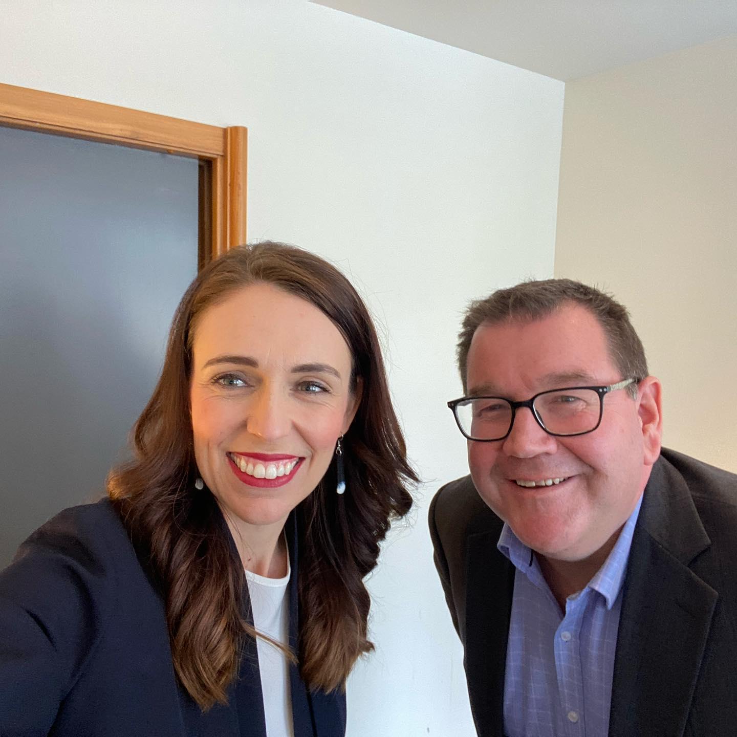 傑辛達(左)和羅伯森(右)是多年的好戰友。(翻攝自「Jacinda Ardern」臉書)