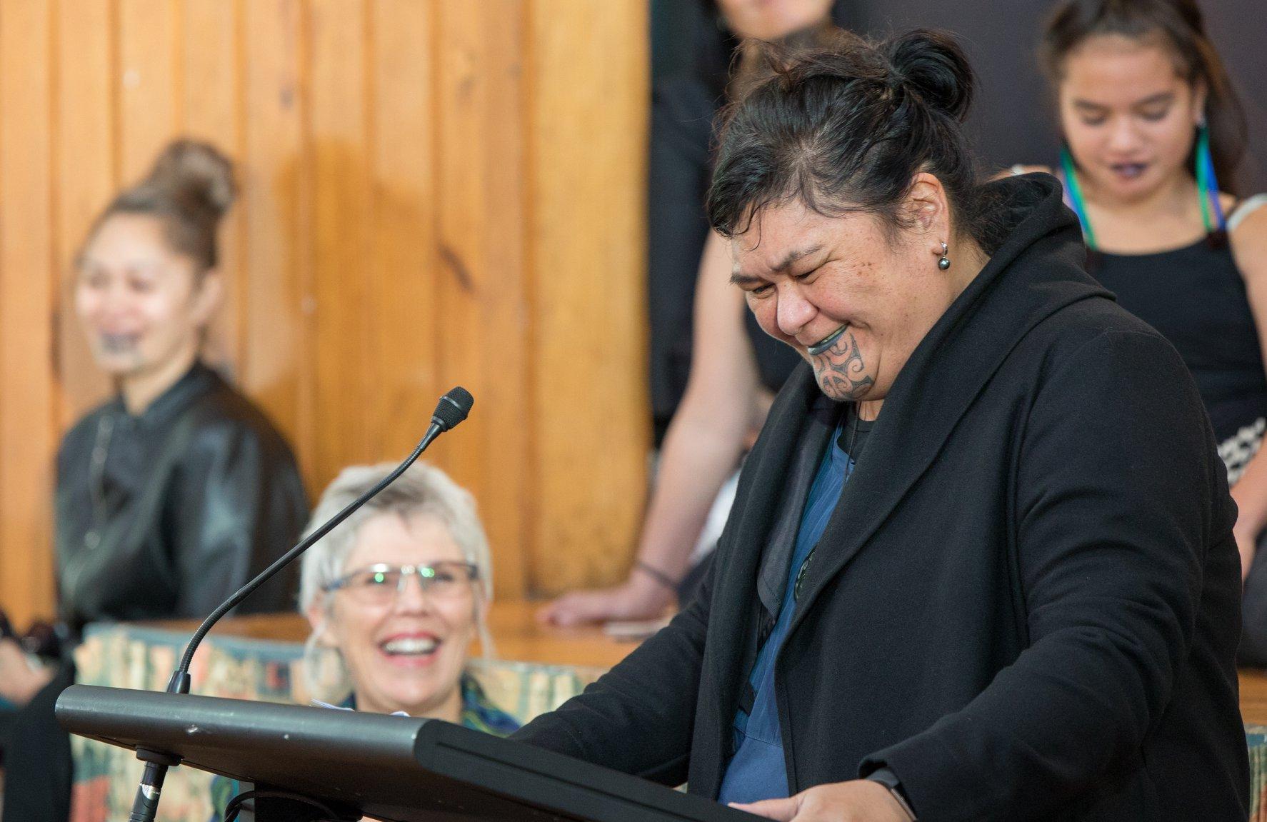 瑪胡塔下巴的毛利紋面一度引起熱議。(翻攝自「Nanaia Mahuta MP - Hauraki-Waikato」臉書)