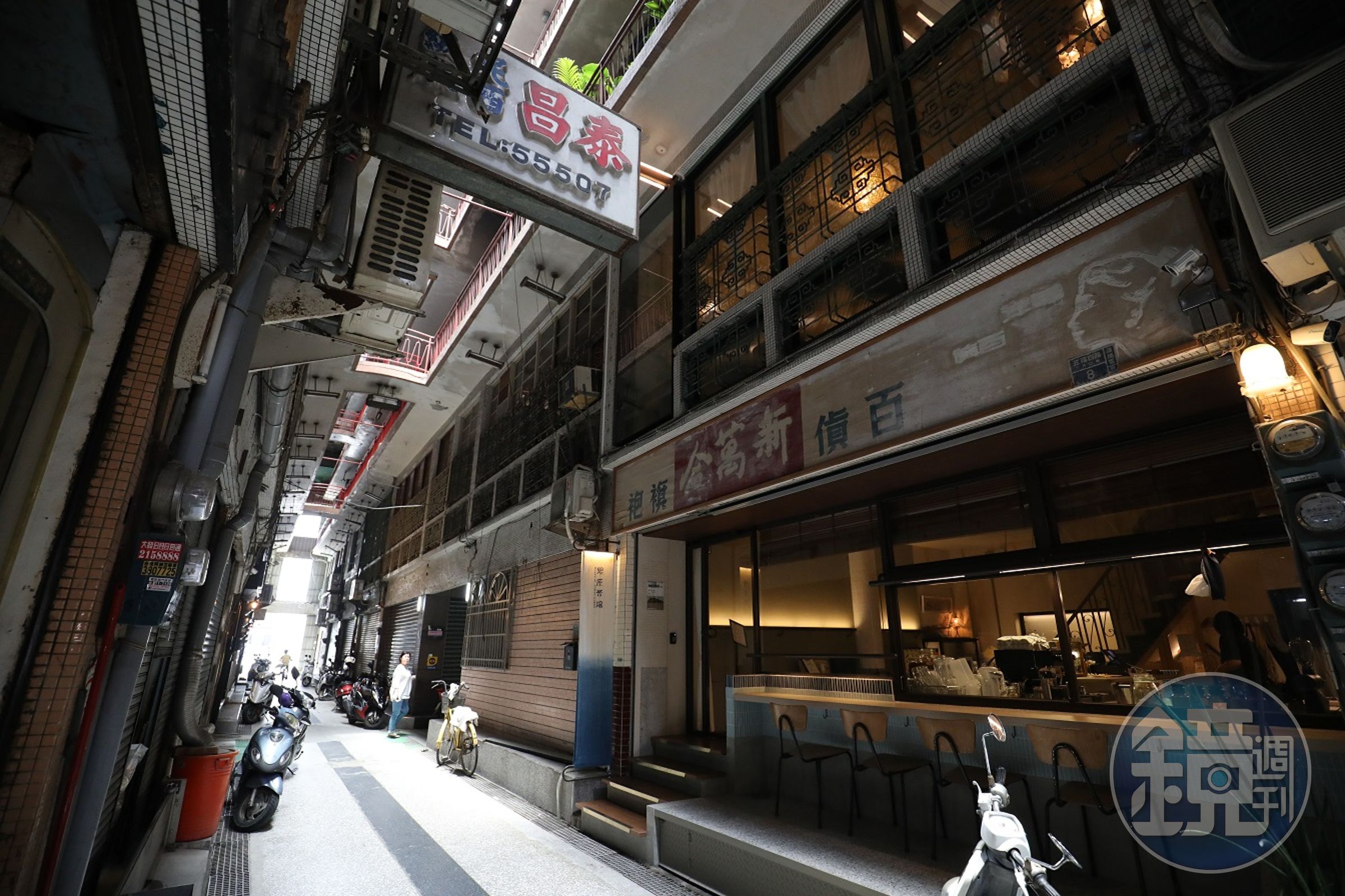 老商場多數店家已經歇業，人潮很少。