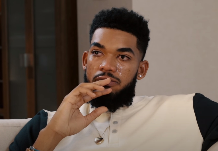唐斯（Karl-Anthony Towns）於YouTube發布訪問影片，聲淚俱下談因武肺逝世的母親「她是笑著離開的」。（翻攝自Karl-Anthony Towns YouTube頻道）