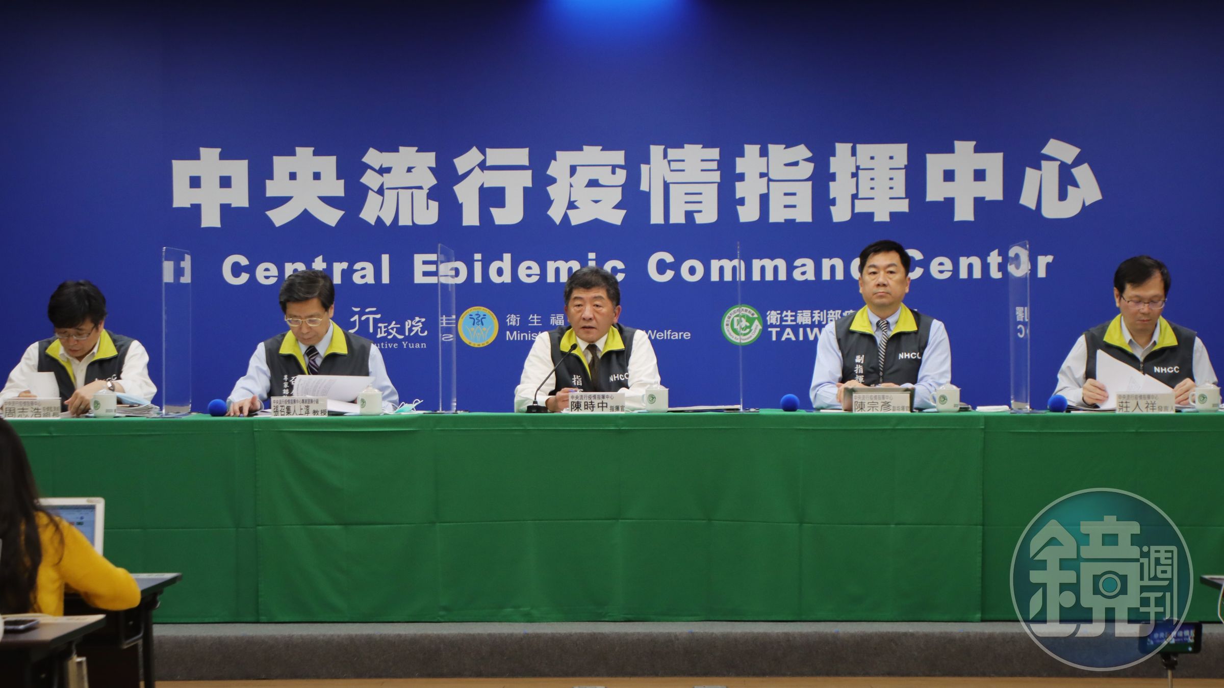針對東洋被外界質疑藉機炒股，衛福部長陳時中（中）僅簡短回應「不予置評」。（指揮中心提供）