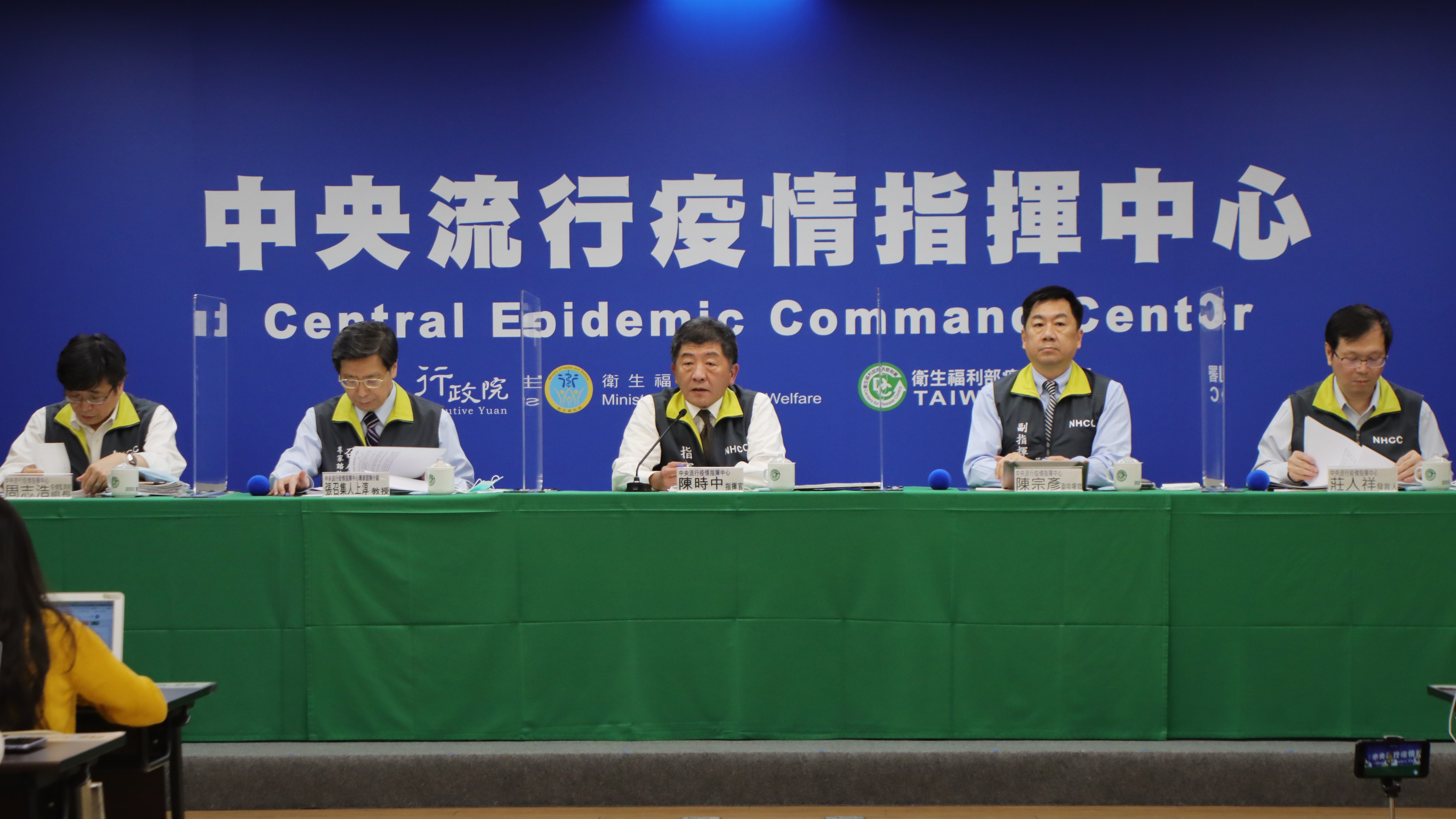 針對東洋被外界質疑藉機炒股，衛福部長陳時中（中）僅簡短回應「不予置評」。（指揮中心提供）