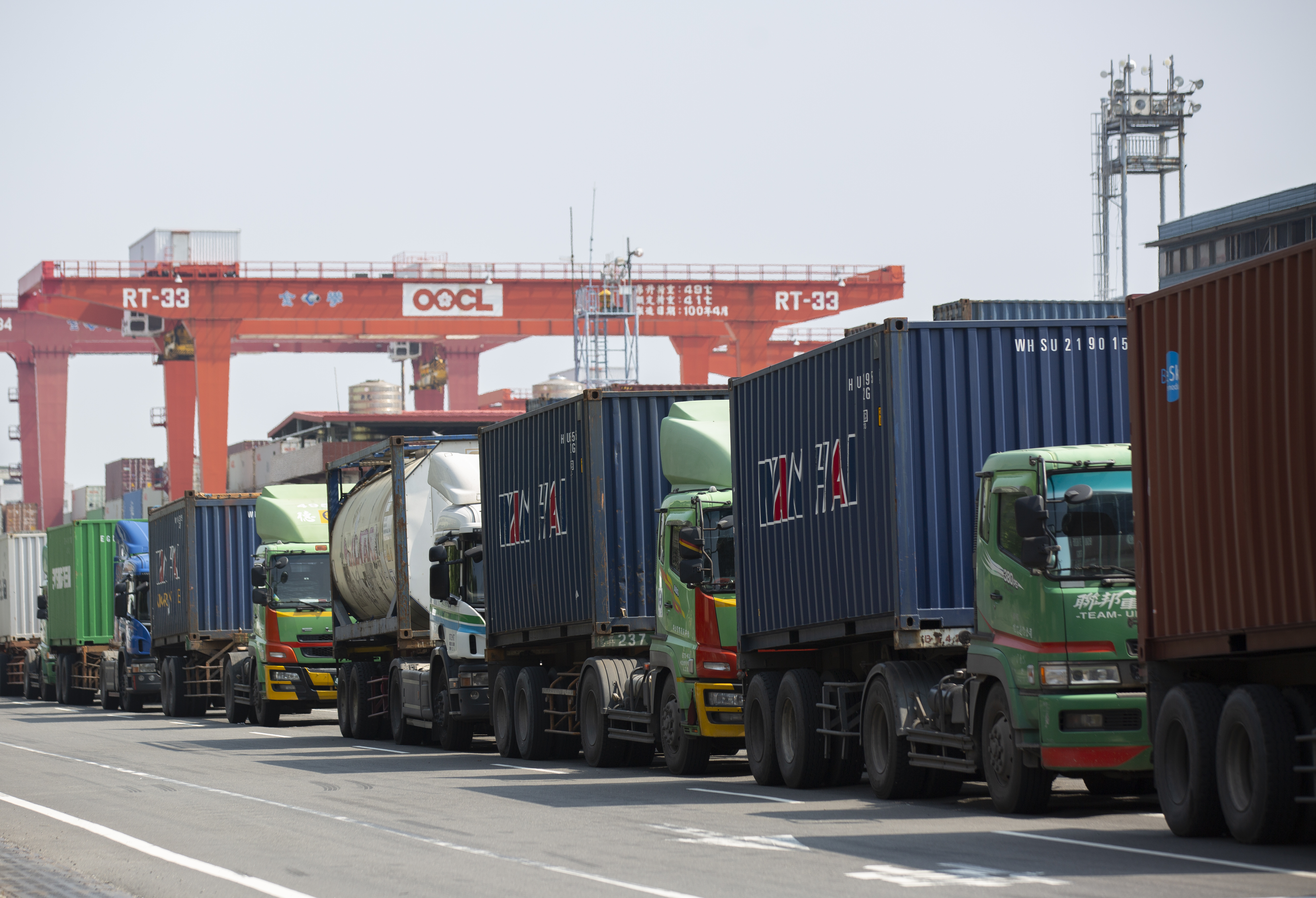 港口壅塞、缺人缺櫃缺艙現況，讓貨櫃航運前景一片樂觀。