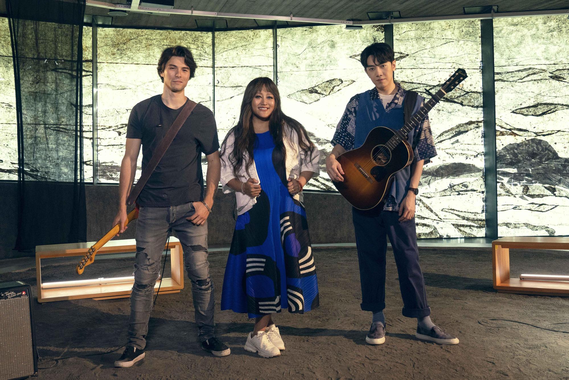 家家（中）和鳳小岳（左）、李友廷（右）合作歌曲〈海洋〉，3人還到南澳神秘海蝕洞拍攝MV。（相信音樂提供）