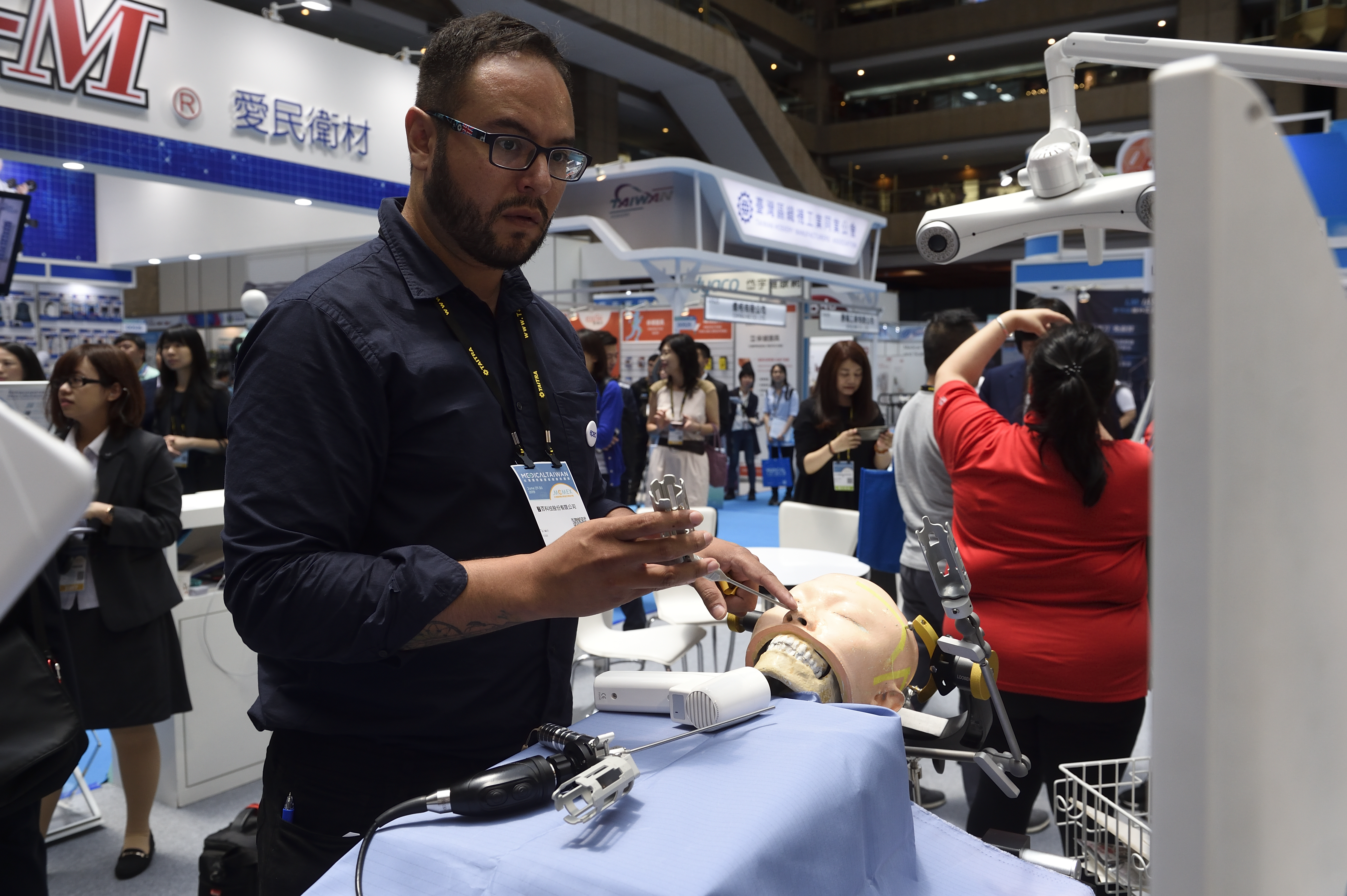 醫療保健及資訊科技類股獲利亮眼，趁亂逢低分批布局，長線有賺頭。（資料照）