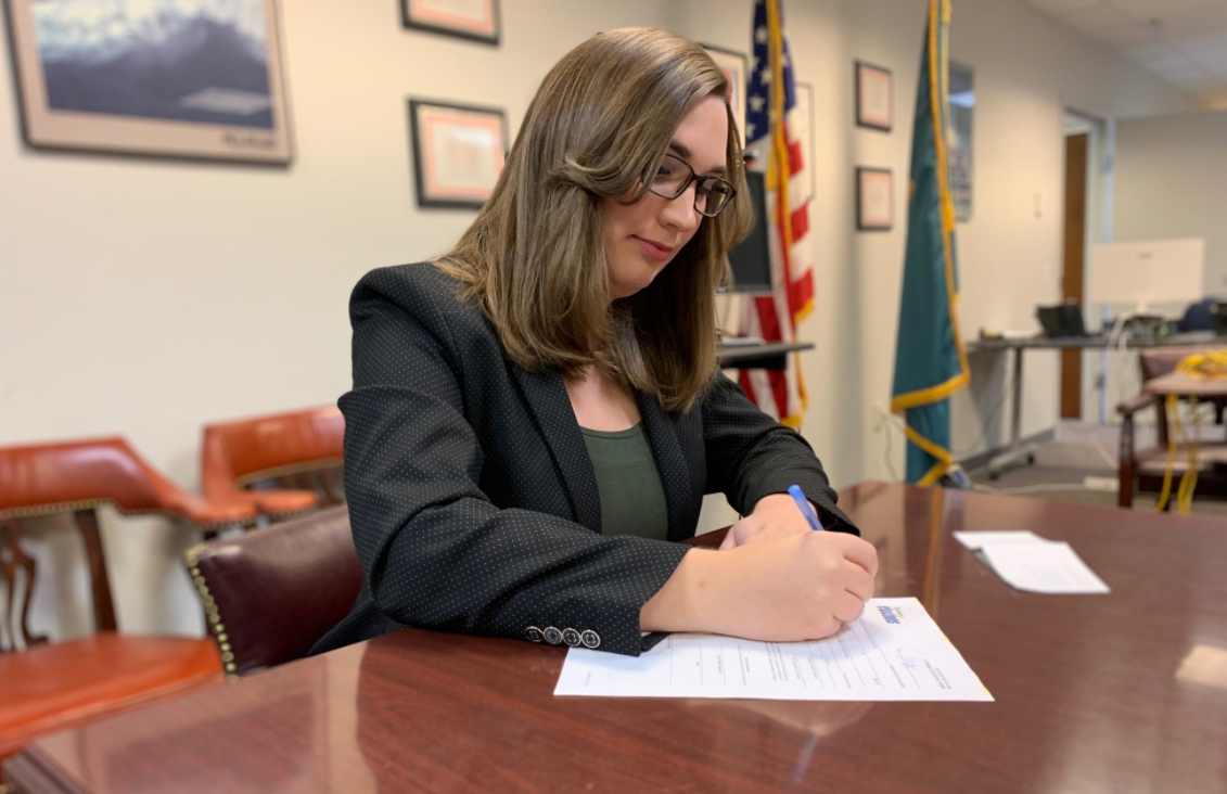 莎拉麥可布萊德成為美國史上第一位跨性別的州參議員。（翻攝自@SarahEMcBride推特）