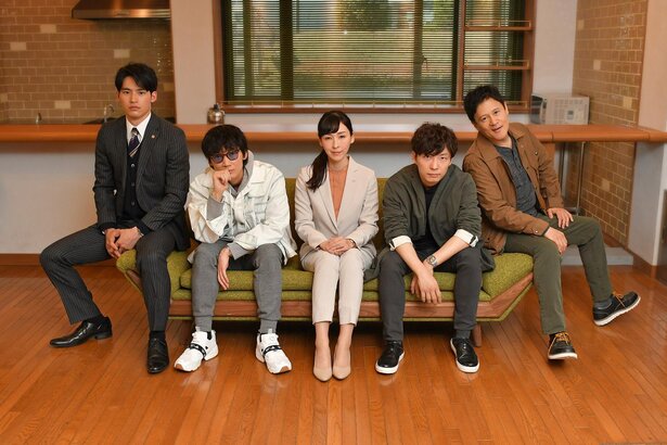 星野源（右二）和綾野剛（左二）主演的《MIU404》播出後獲得極高評價，在日劇學院賞中榮獲最佳作品殊榮。（翻攝自thetv）