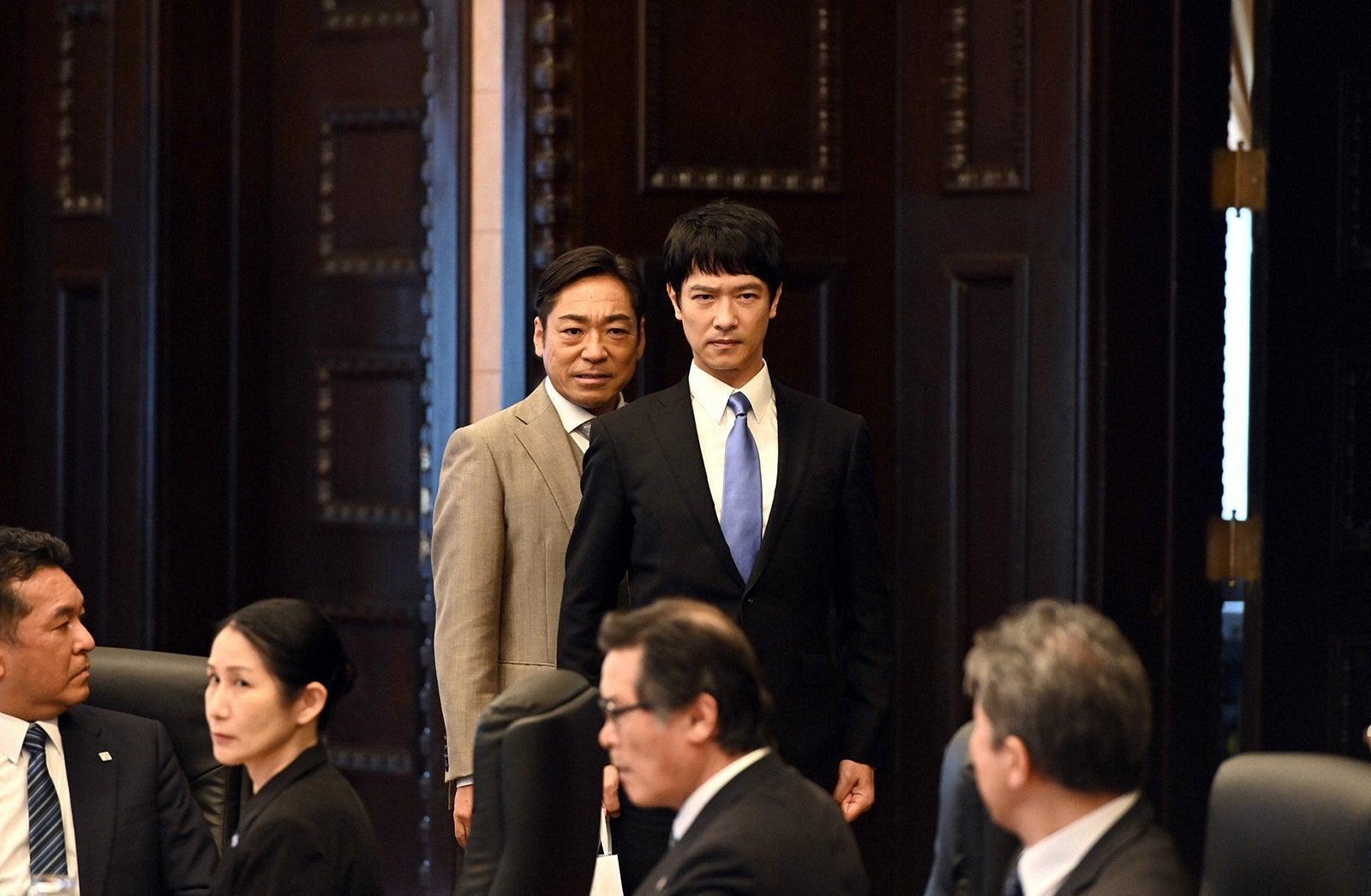 堺雅人(右)和香川照之在《半澤直樹》續篇中的互動與演技獲肯定,2人都在「第105屆THE TELEVISION日劇學院賞」獲獎。(翻攝自TBS)