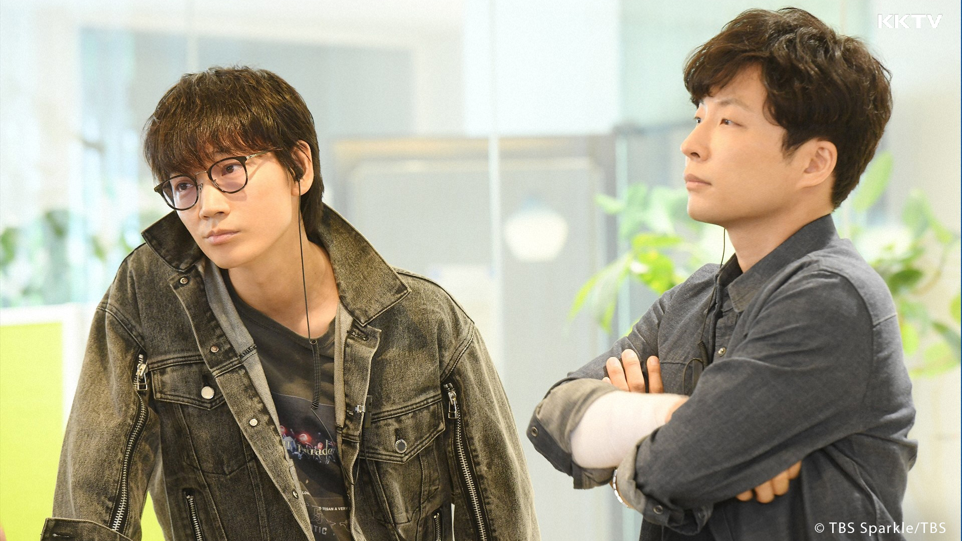 星野源（右）和綾野剛主演的《MIU404》卡司堅強，反映社會問題的故事也深獲觀眾喜愛。（KKTV提供）