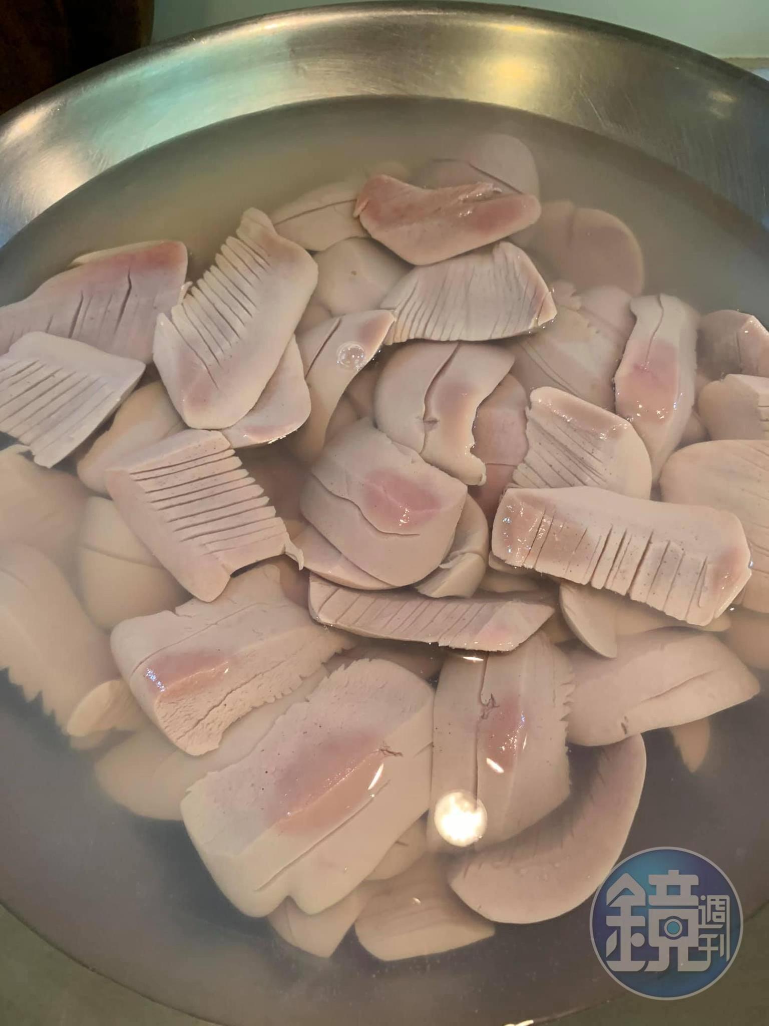 大鍋煮水，汆燙腰花。