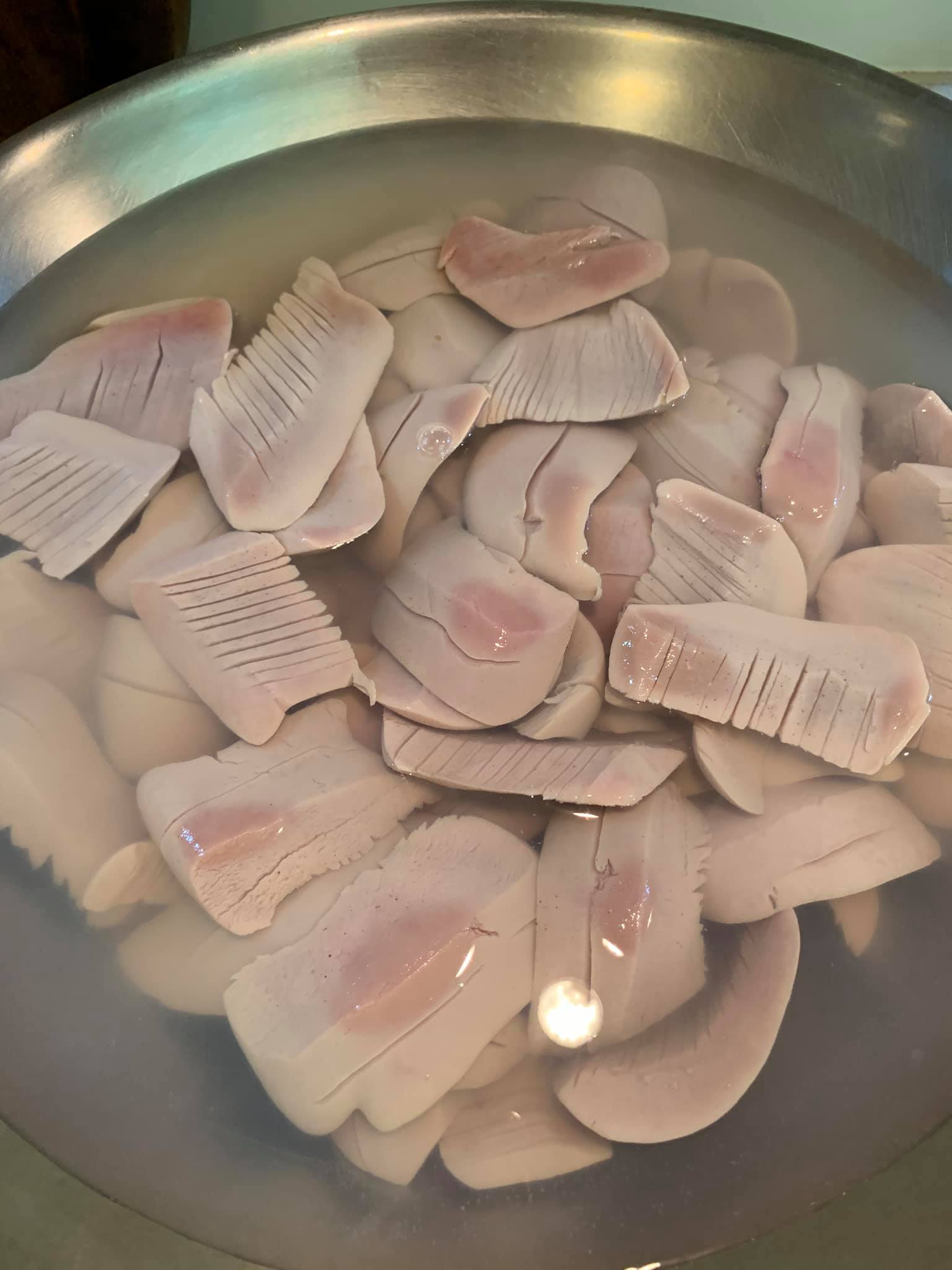 大鍋煮水，汆燙腰花。