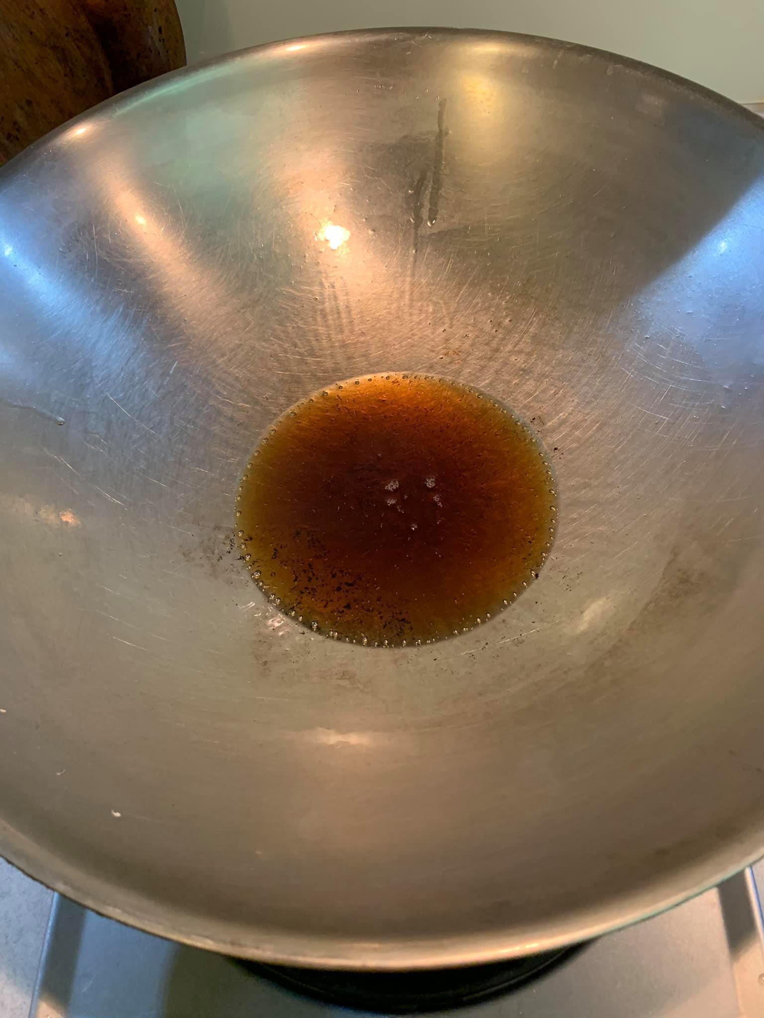 先下一些麻油。