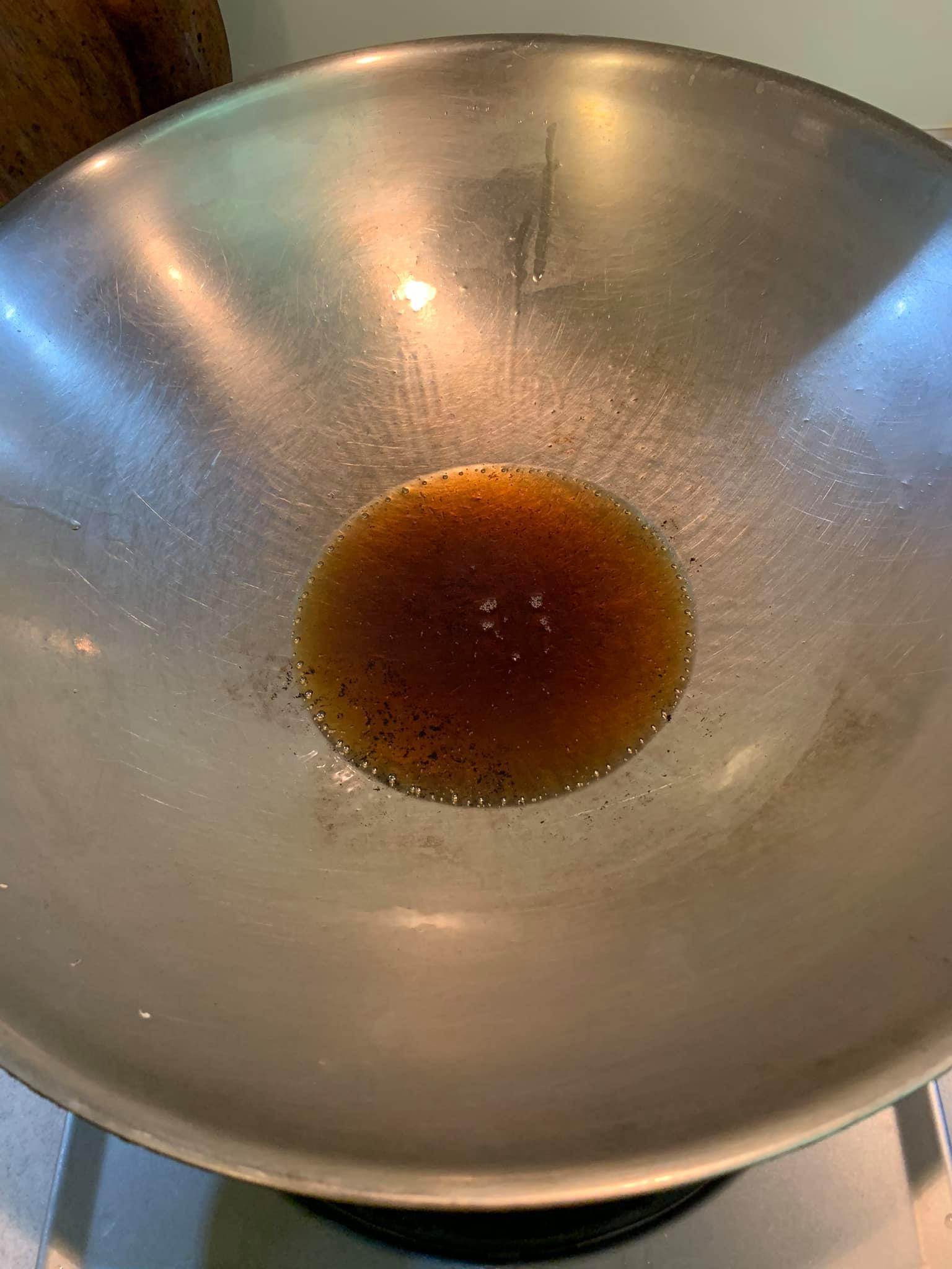 先下一些麻油。