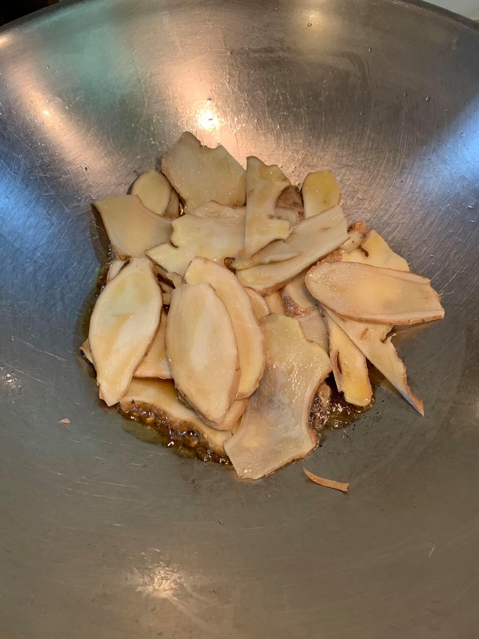 爆香薑片。
