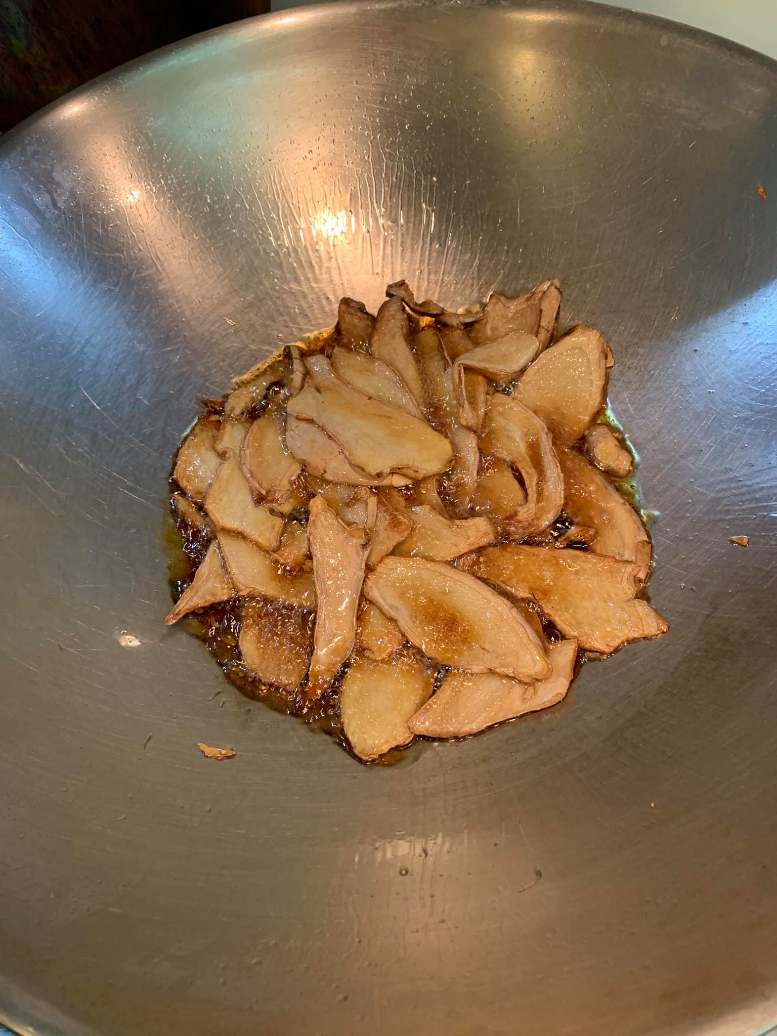 薑片要煸至如此程度。