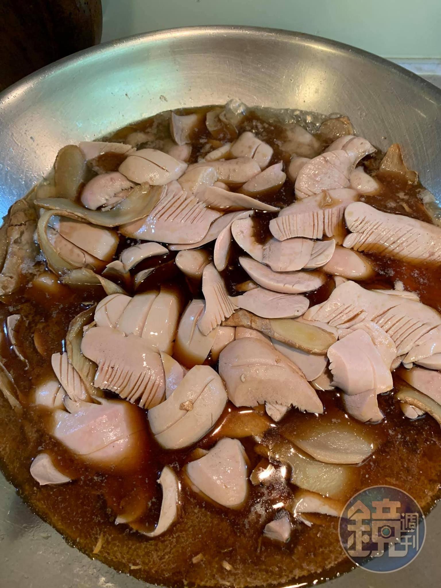 湯汁再滾後，撥弄一下腰花。