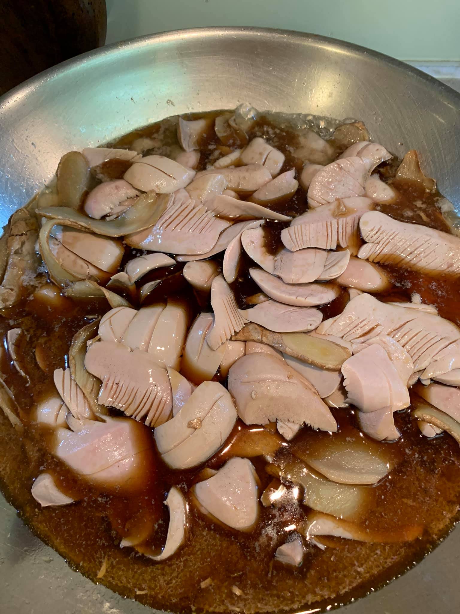 湯汁再滾後，撥弄一下腰花。
