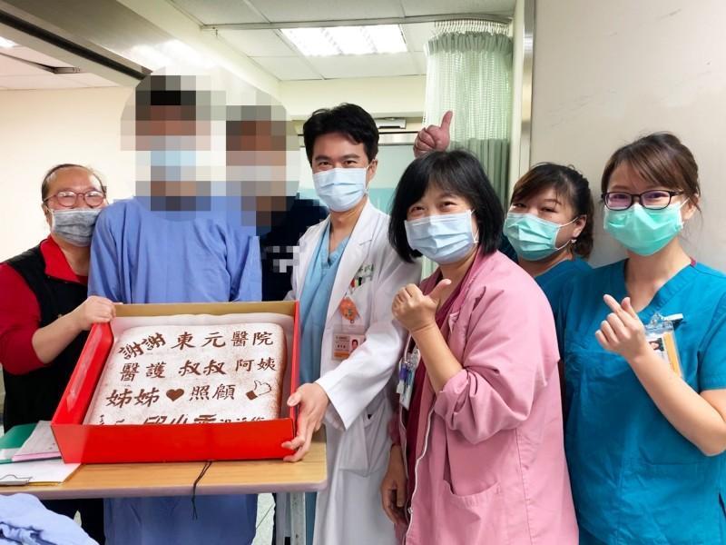 康復少年帶著蛋糕前往醫院感謝醫護人員。（東元綜合醫院提供）