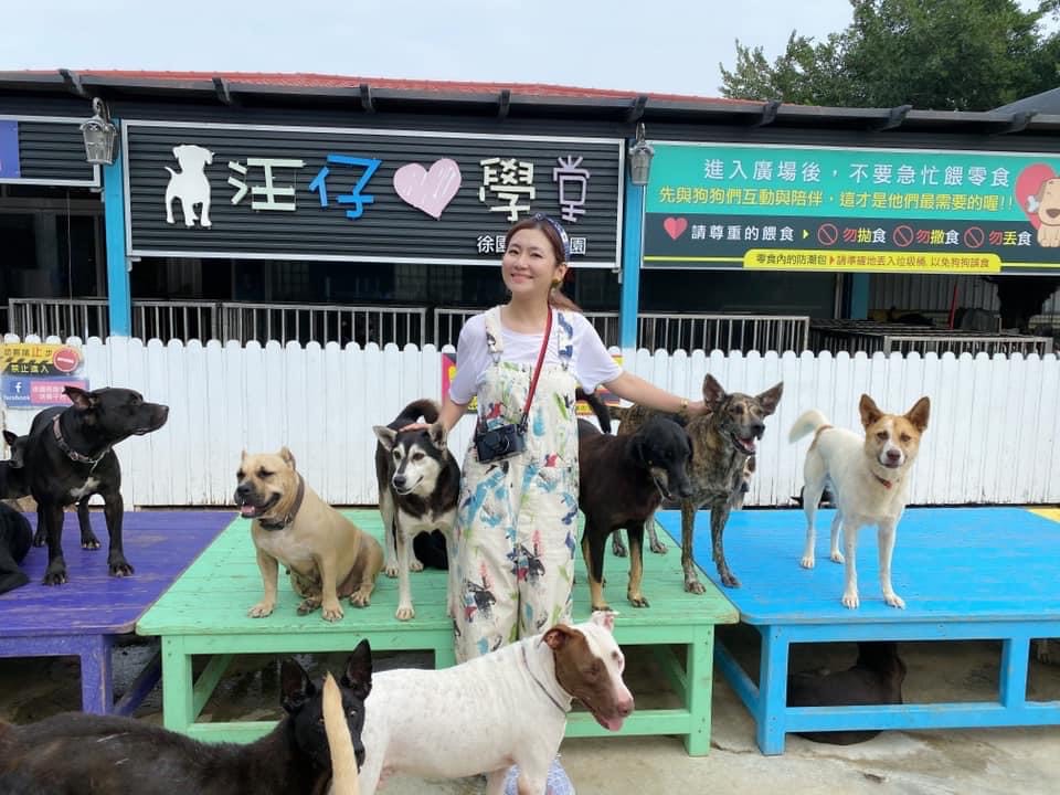 Selina南下台南探訪徐文良護生園狗舍，探望園區內的2300多隻狗。（翻攝自Selina臉書）