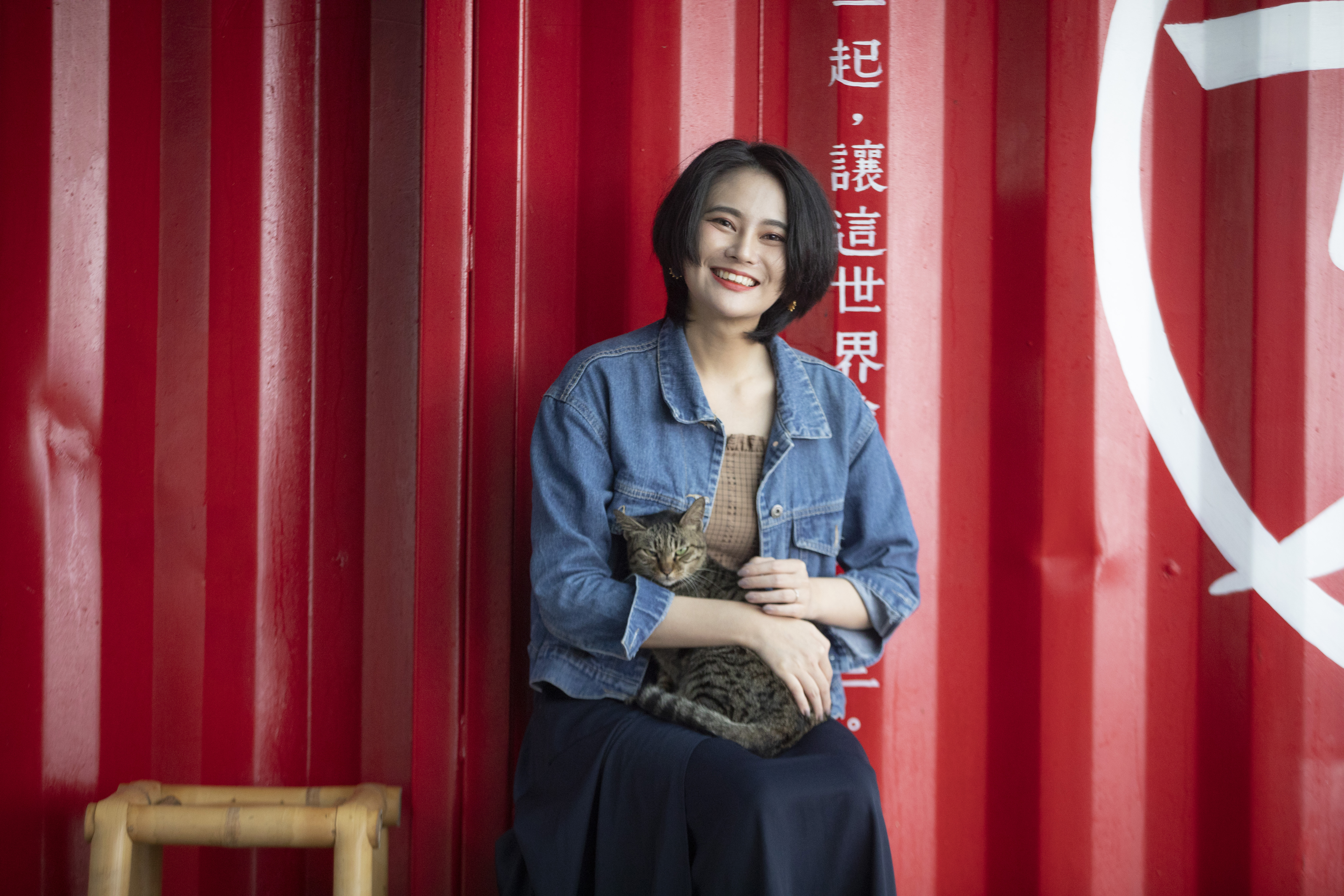 賴品妤養貓10年，是資深貓奴，在拍照的咖啡店遇到店貓，熟練地模仿貓叫聲叫喚貓咪。