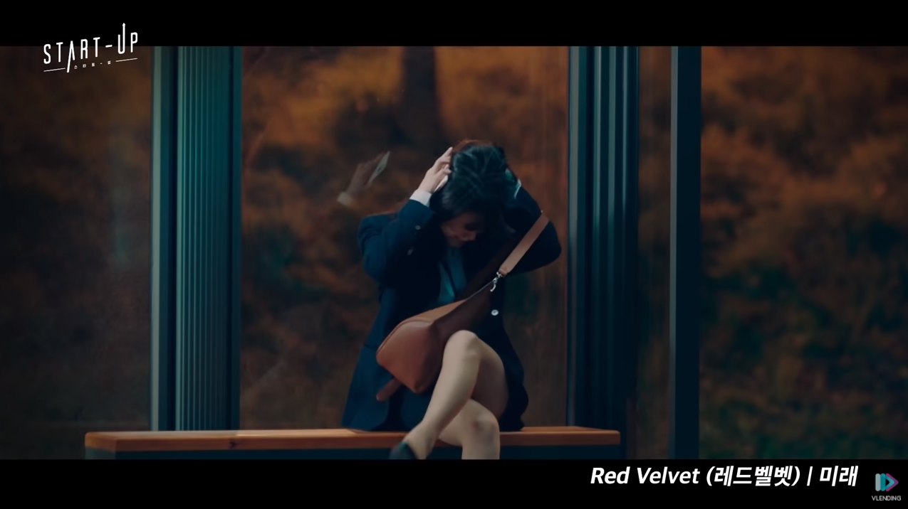 劇中秀智背的這款包包被抓包是名牌Lavin。（翻攝自「VLENDING」YouTube）