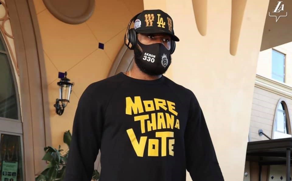 詹皇(Lebron James)為慶祝拜登(Joe Biden)與其非裔副手賀錦麗(Kamala Harris)領先,發文祝賀並讚「黑人選票將決定這次大選」。(翻攝自Lebron James臉書)