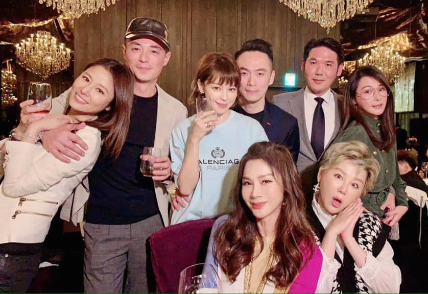 林心如與霍建華終於在重要場合夫妻交纏，並與其他夫婦幫林爸爸慶生。（翻攝陳美鳳臉書）