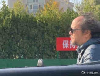 51歲的竇唯被網友目擊他騎機車，禿頭又滄桑的外表，引起熱議。（圖／摘自搜狐娛樂）